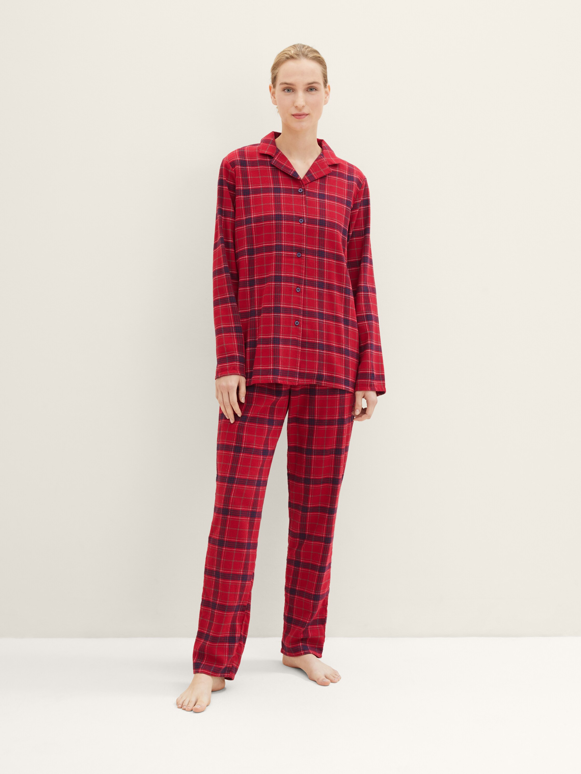 Pyjama met ruitjesmotief - red-dark-check - Model vooraanzicht