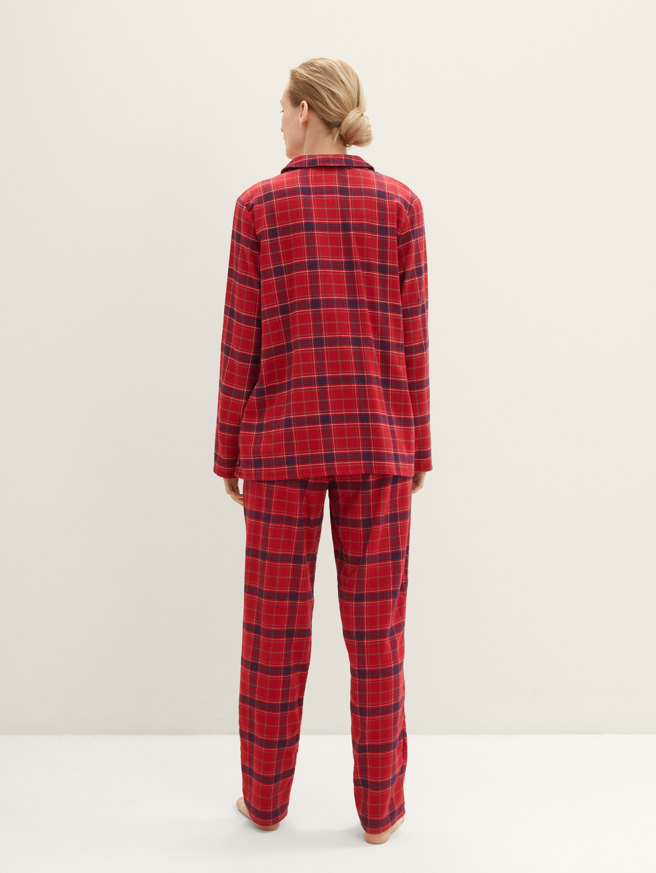 Pyjama met ruitjesmotief - red-dark-check - Model-achteraanzicht
