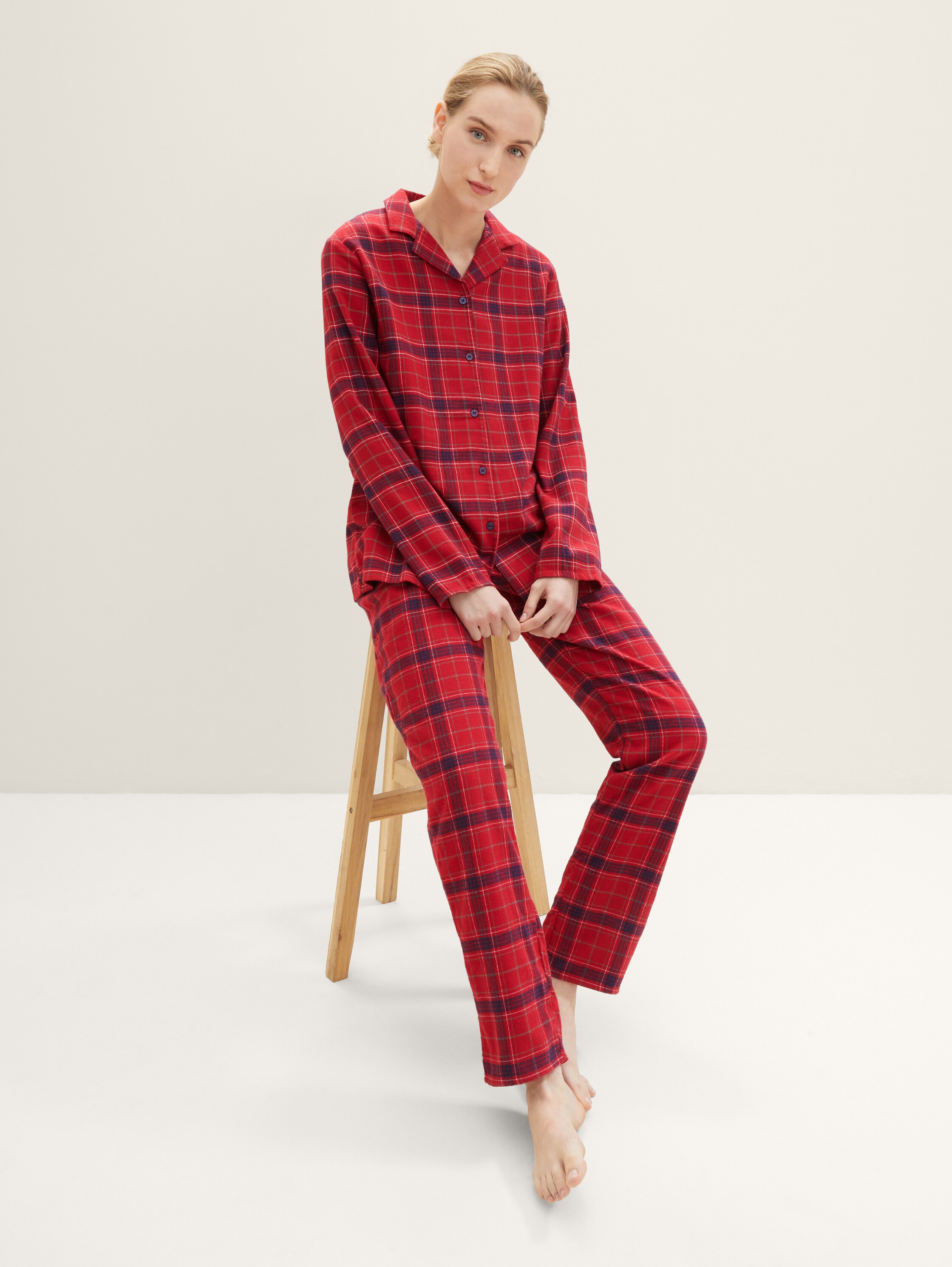 Pyjama met ruitjesmotief - red-dark-check - zijaanzicht model