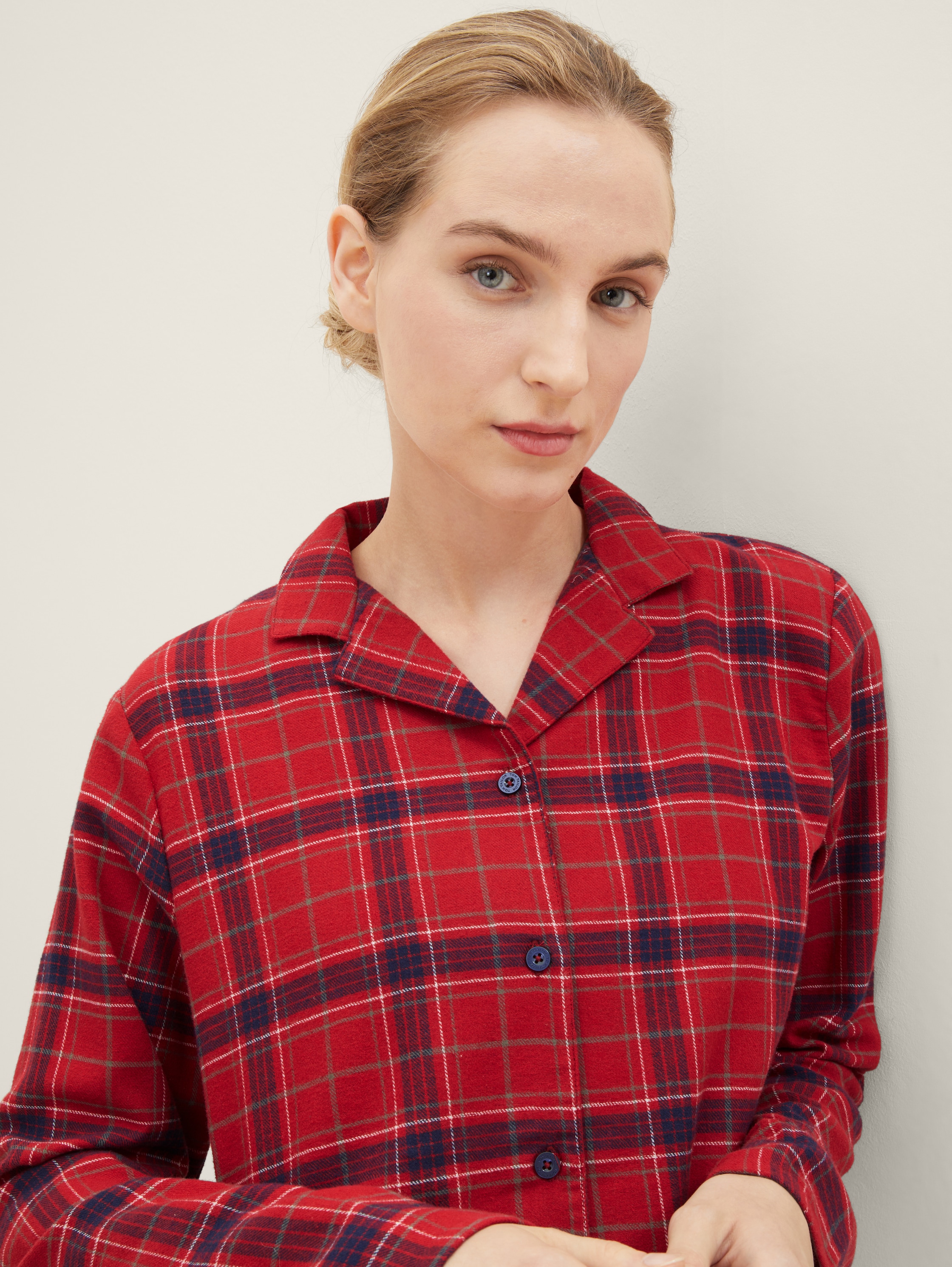 Pyjama met ruitjesmotief - red-dark-check - Detailaanzicht model