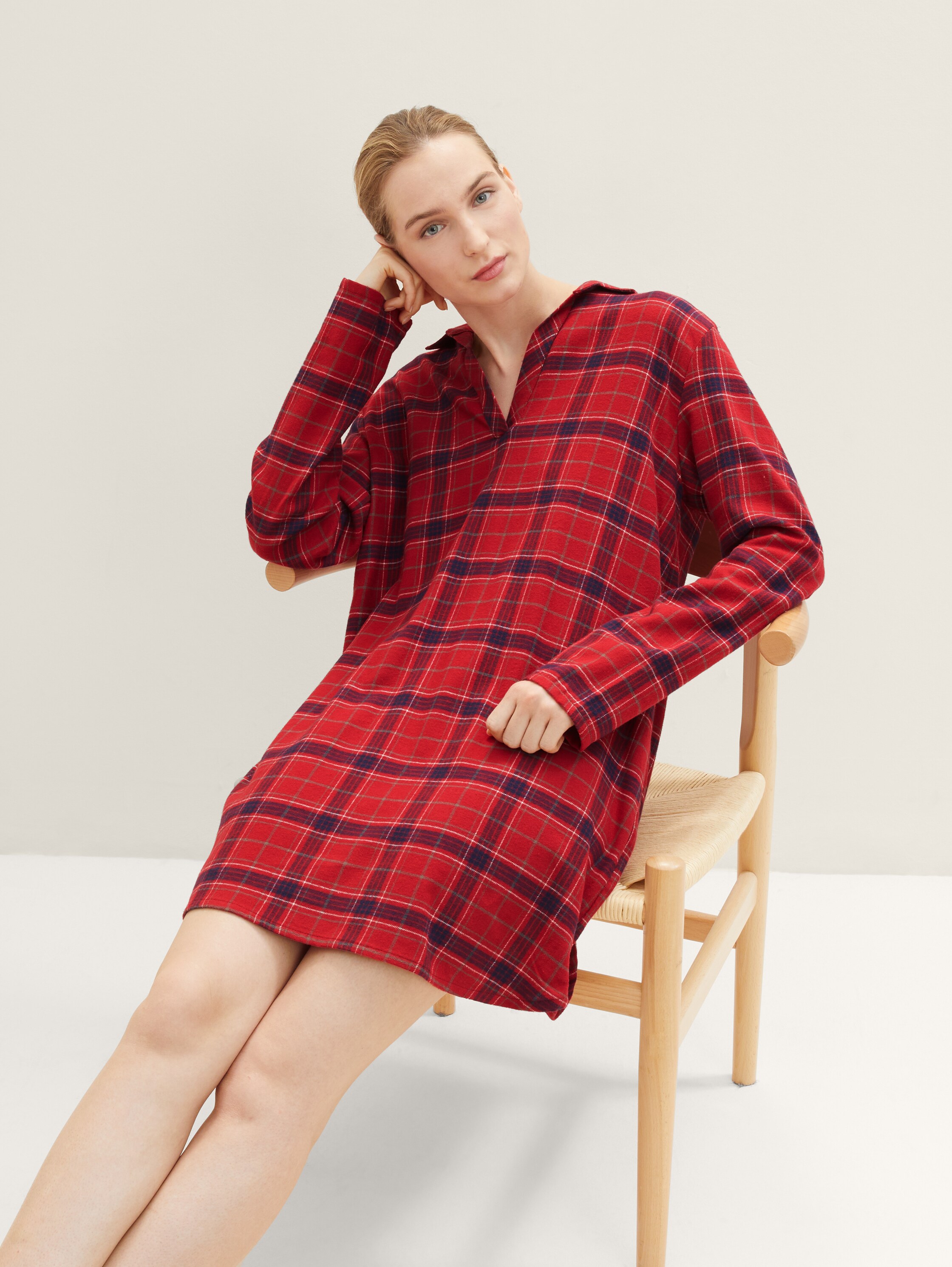 Chemise de nuit avec motif à carreaux - red-dark-check - vue latérale du modèle