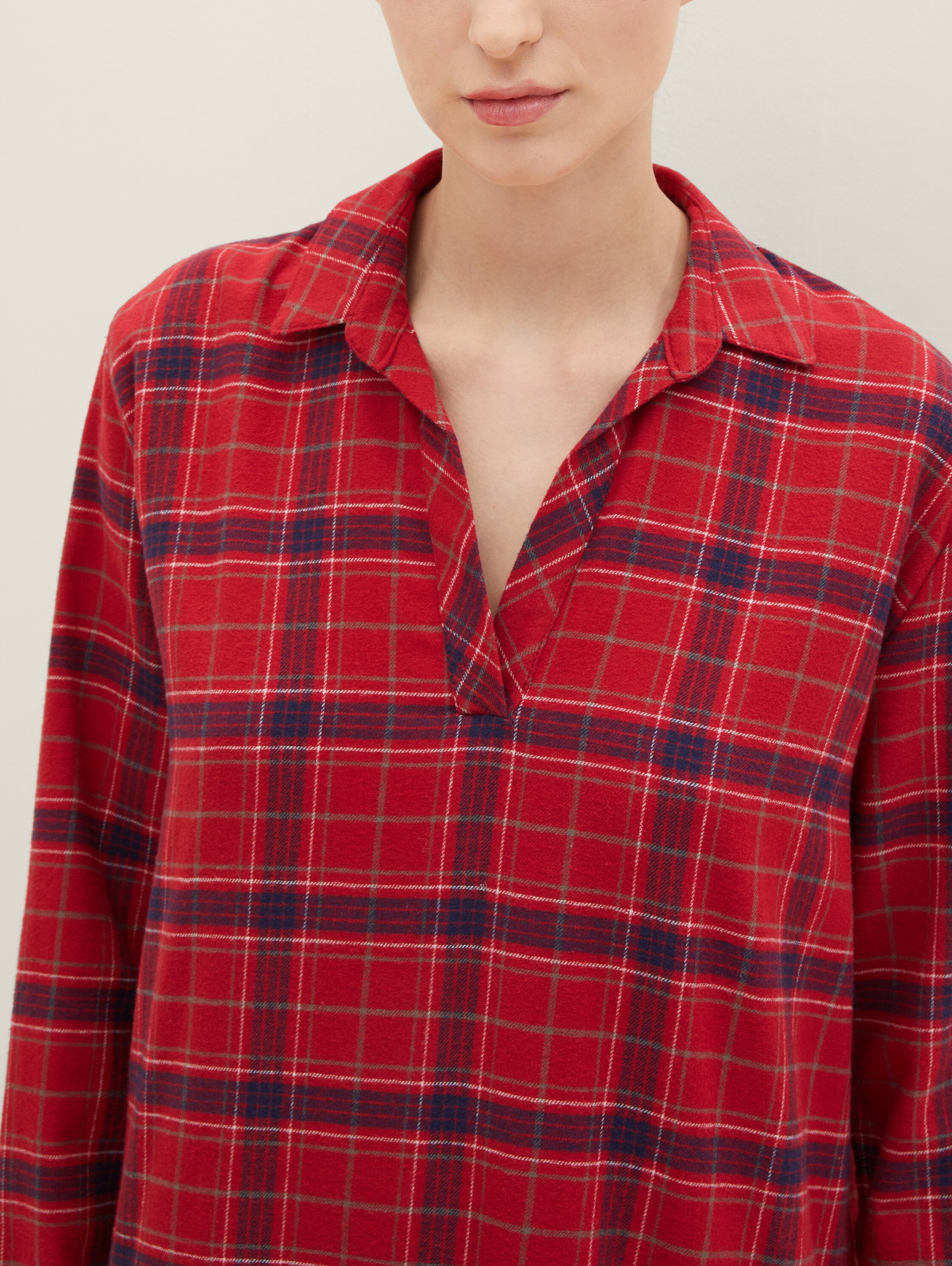 Chemise de nuit avec motif à carreaux - red-dark-check - Vue détaillée du modèle