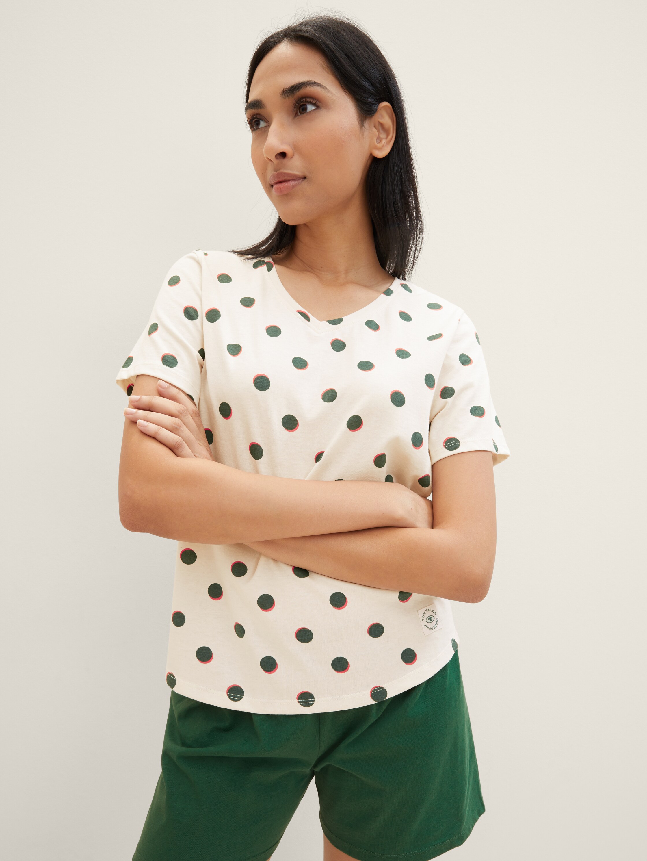 Pyjama-Set mit Punktemuster - weiß-mittel-Punkte - seitliche Model-Ansicht