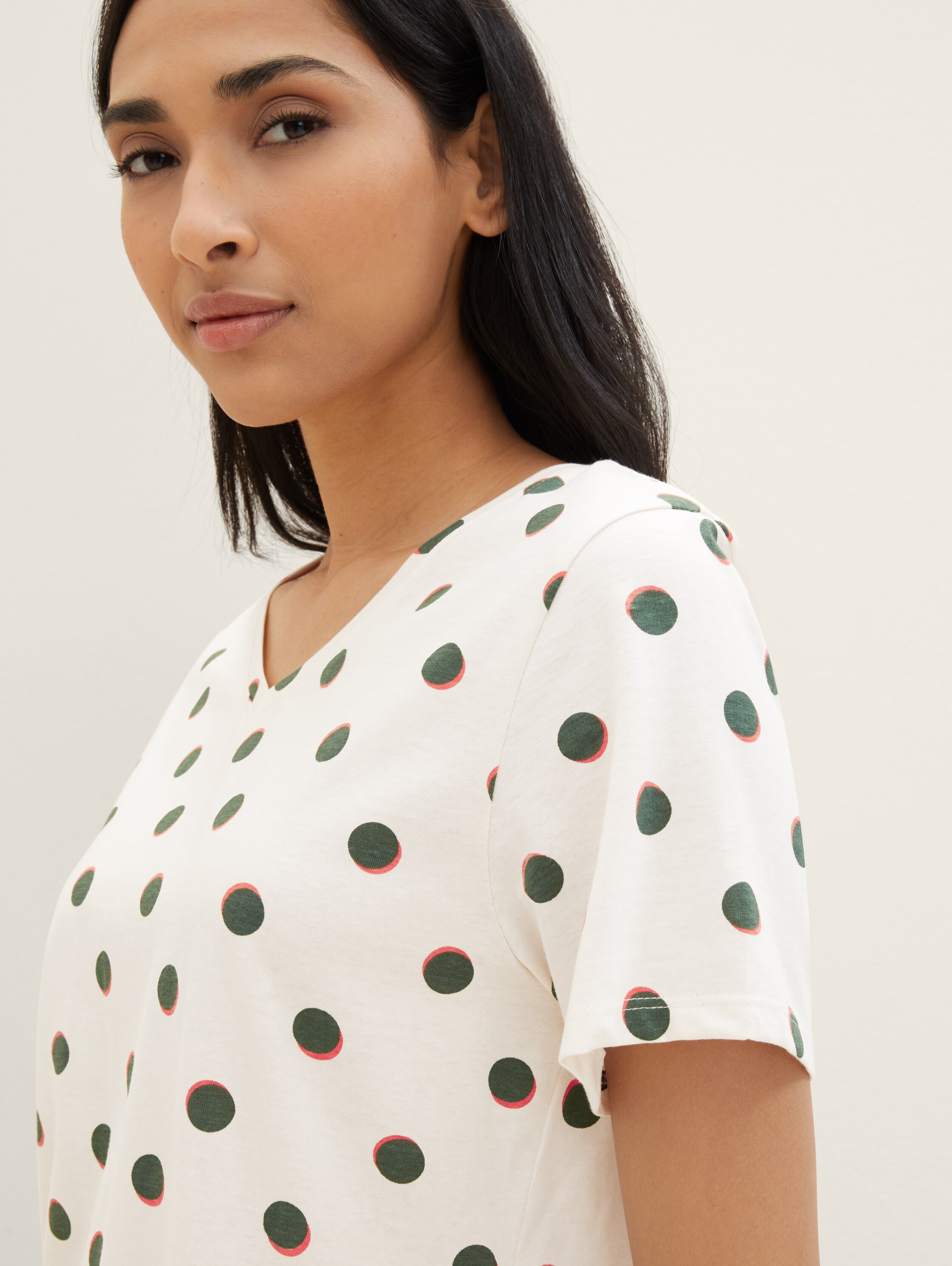 Pyjama-Set mit Punktemuster - weiß-mittel-Punkte - Detail-Model-Ansicht
