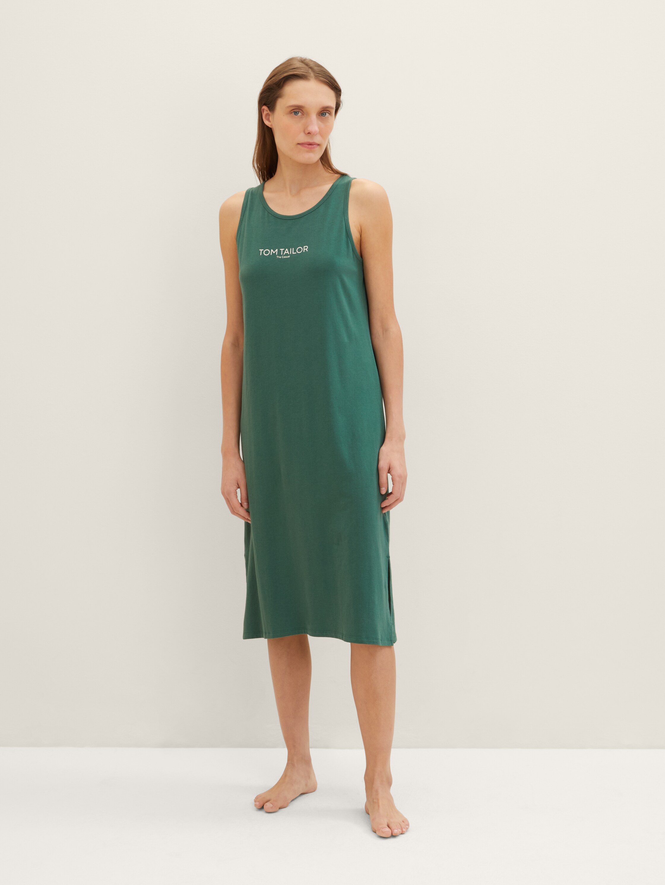 Nachthemd mit Logo-Print - dark green uni - seitliche Model-Ansicht