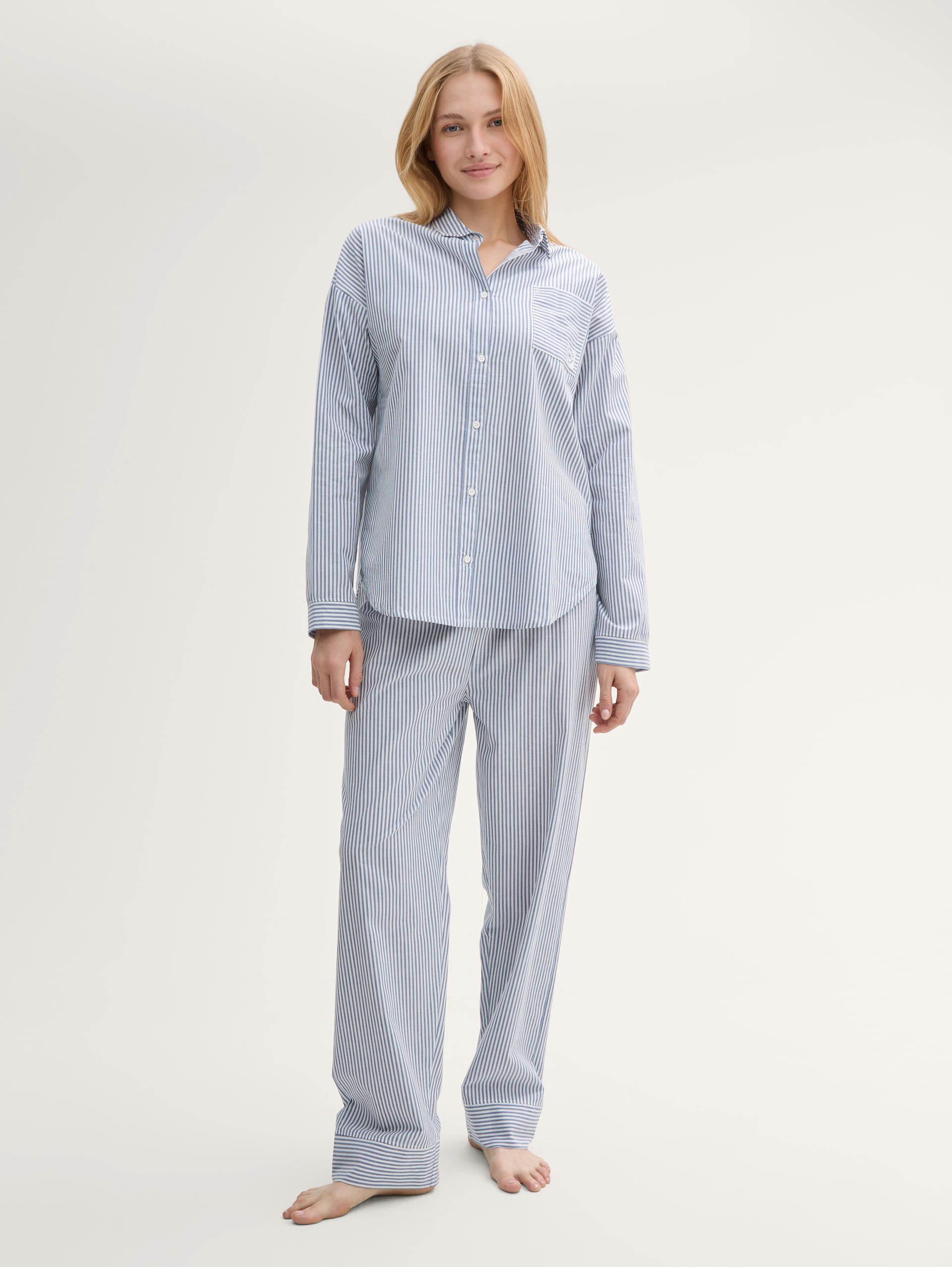 Pyjamaset met gestreept patroon - blue-medium-vertical stripe - Model vooraanzicht