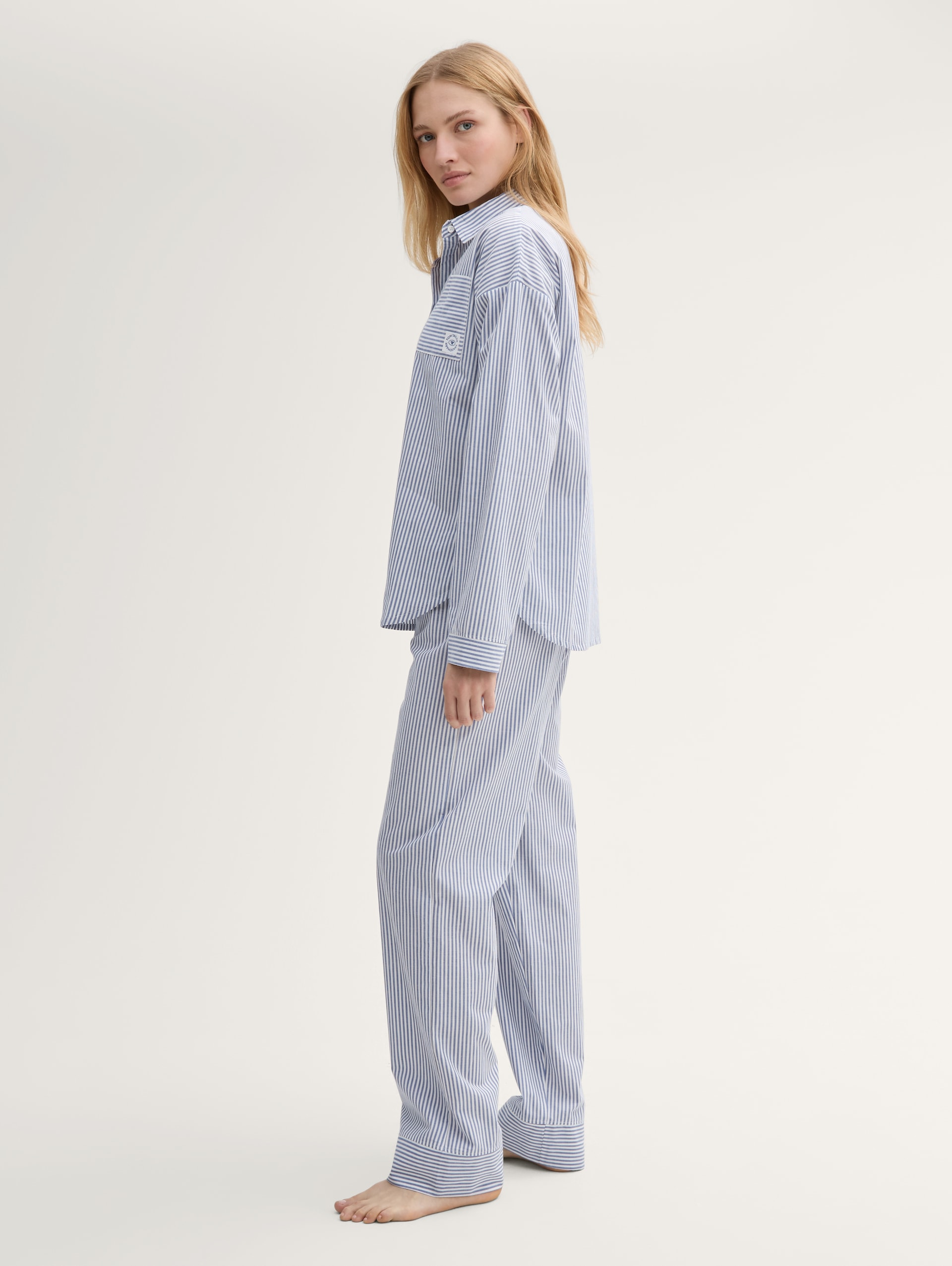 Pyjamaset met gestreept patroon - blue-medium-vertical stripe - zijaanzicht model
