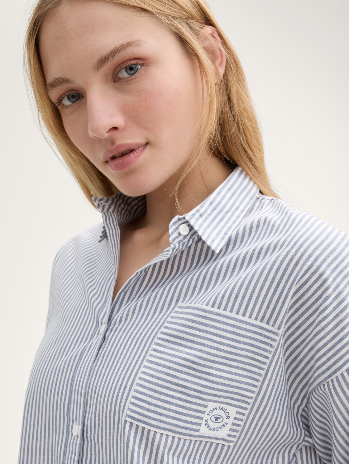 Pyjama-Set mit Streifenmuster - blue-medium-vertical stripe - Detail-Model-Ansicht