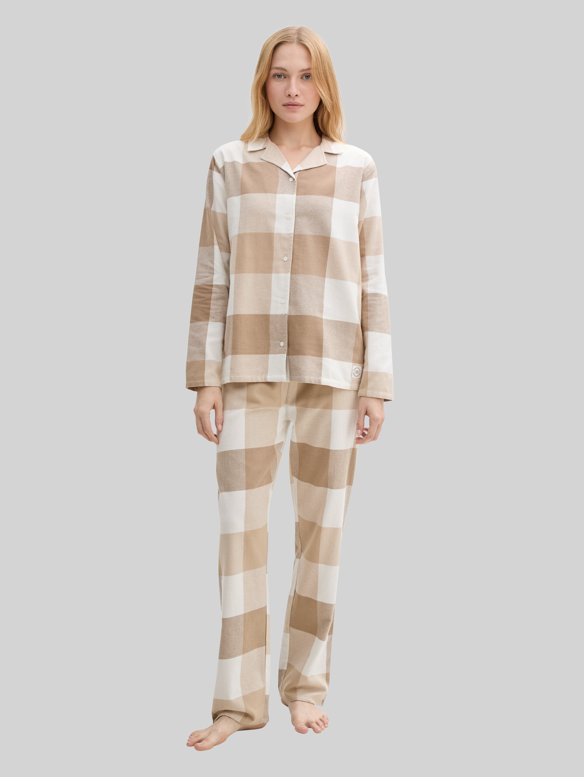 Pyjama-Set mit Karomuster - brown-midel-check - Model-Vorderansicht