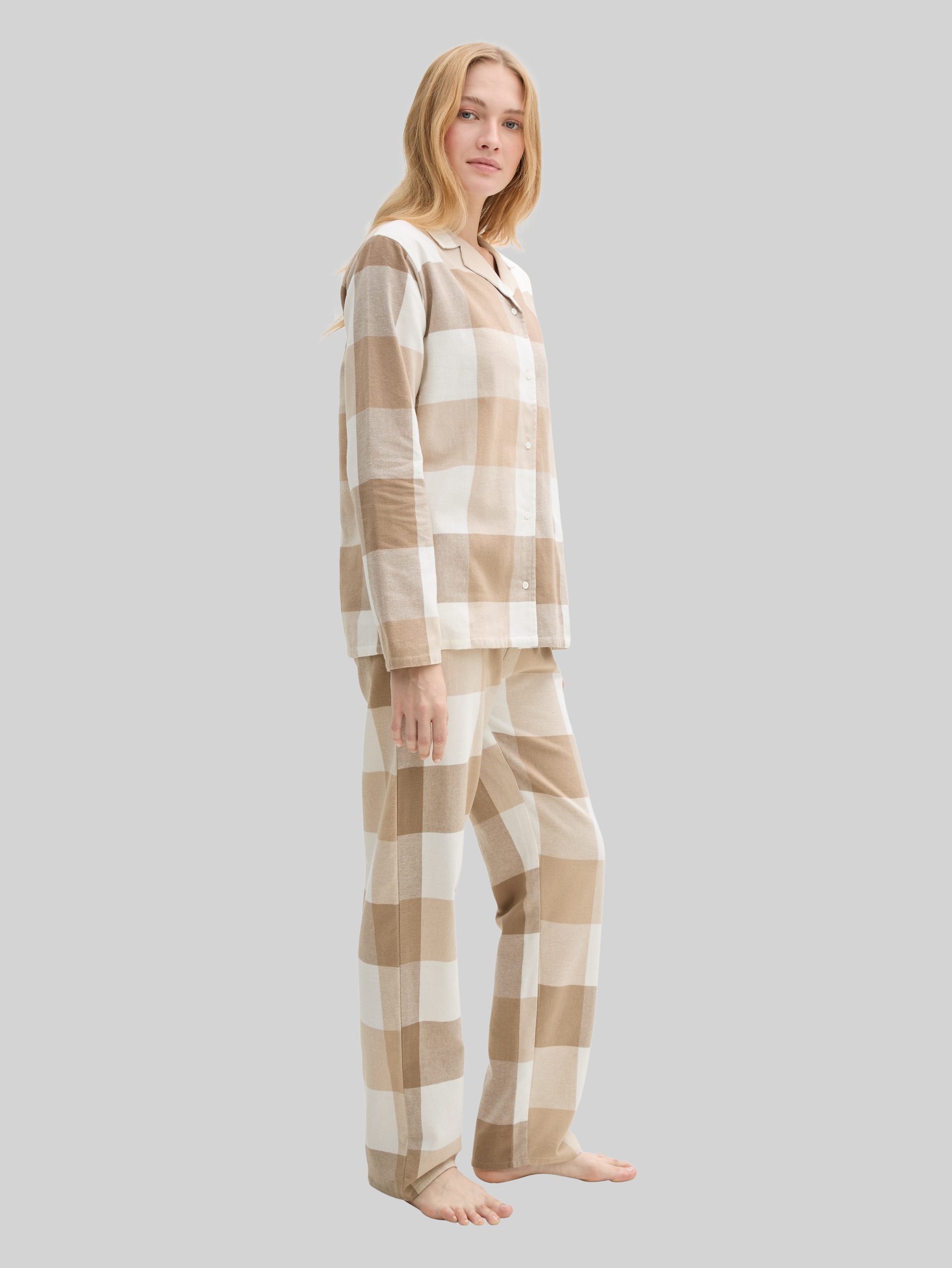 Pyjama-Set mit Karomuster - brown-midel-check - seitliche Model-Ansicht