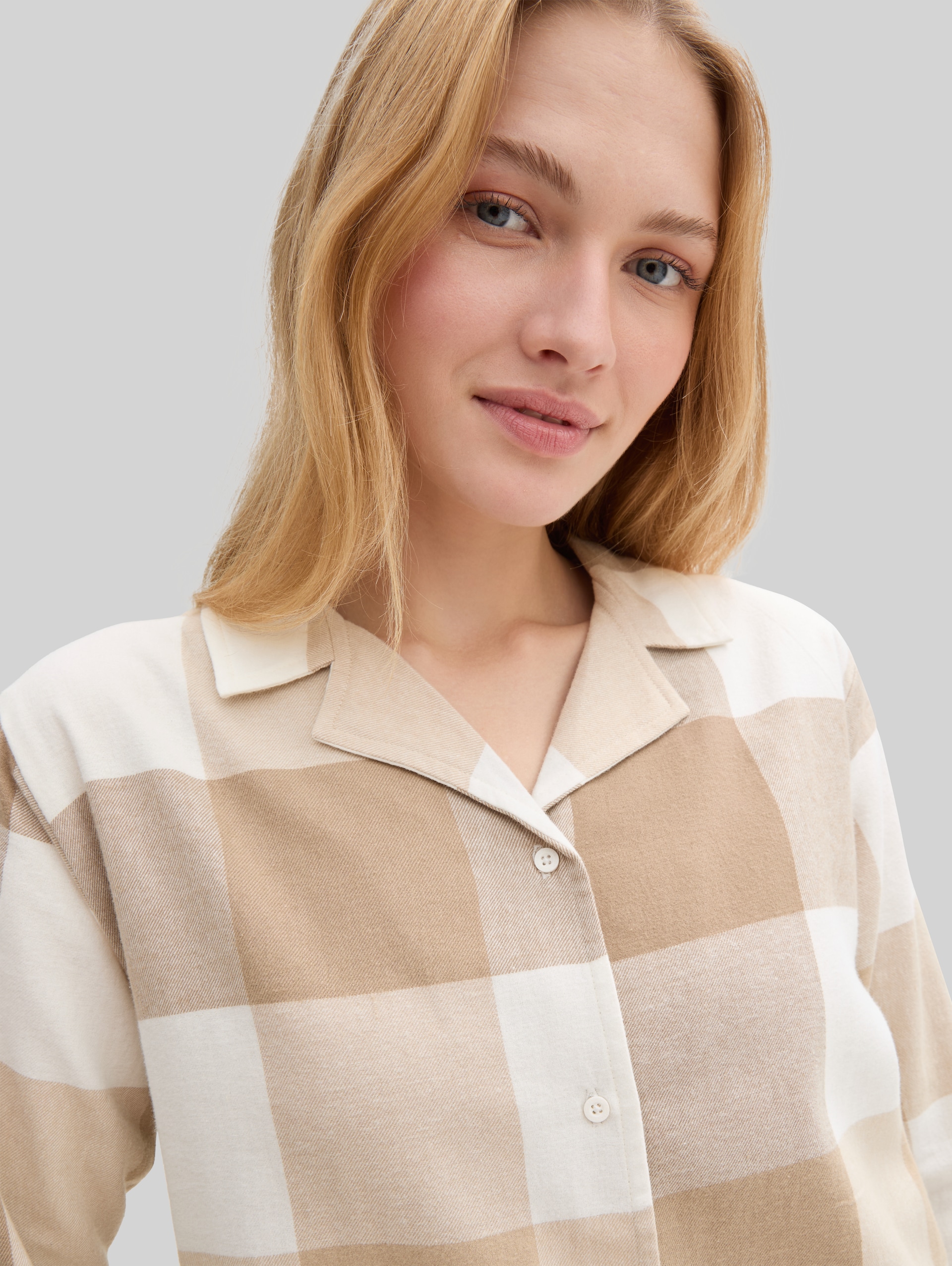 Pyjama-Set mit Karomuster - brown-midel-check - Detail-Model-Ansicht