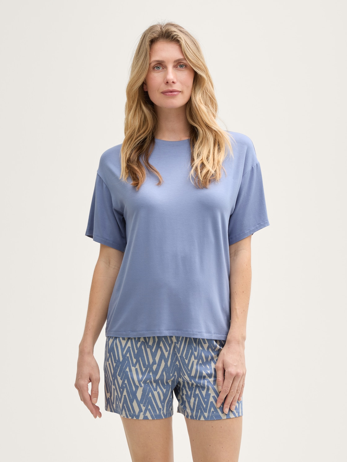 Pyjama-Set mit Allover-Print - blue-medium-allover - Model-Vorderansicht