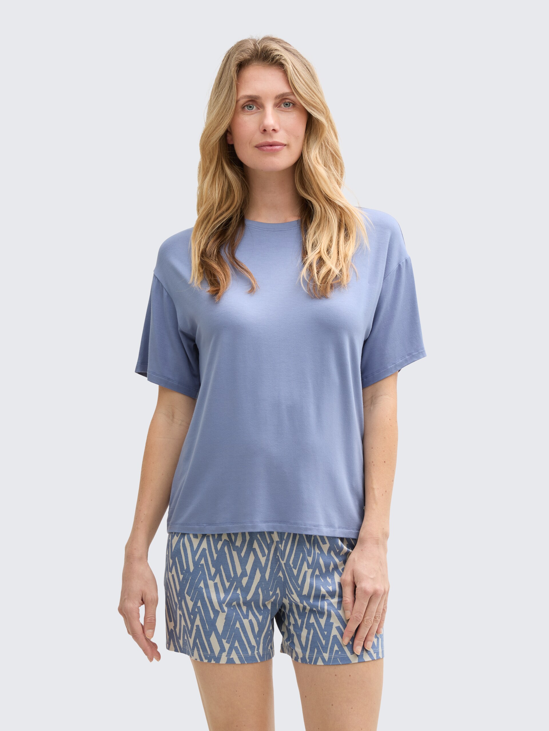 Pyjama-Set mit Allover-Print - blue-medium-allover - Model-Vorderansicht