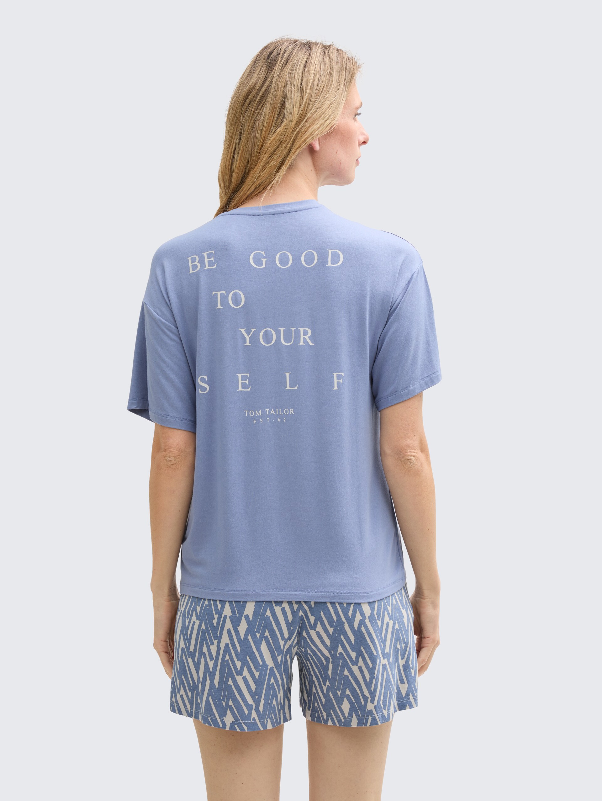 Pyjama-Set mit Allover-Print - blue-medium-allover - Model-Rückansicht