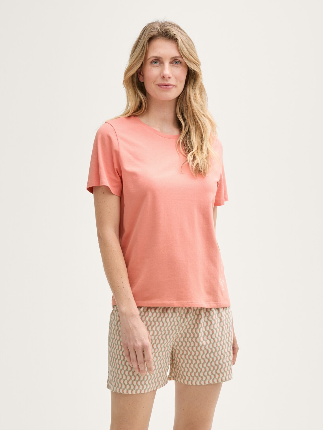 Pyjama-Set mit Allover-Print - red-medium-allover - Model-Vorderansicht