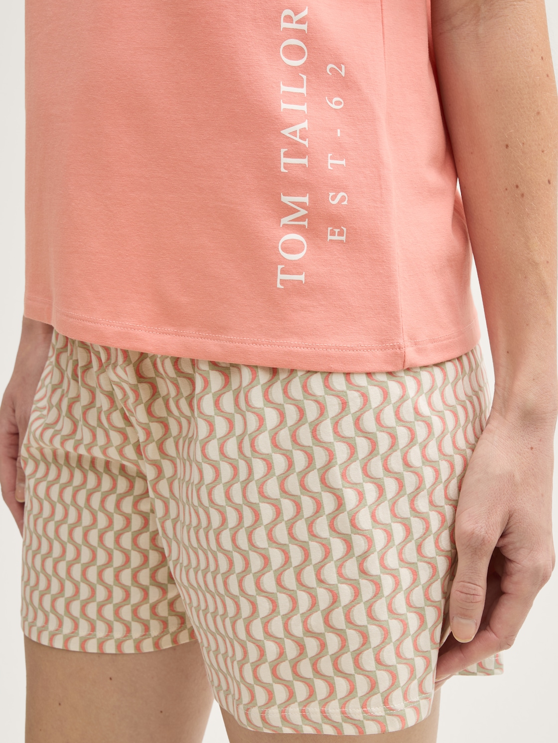 Pyjama-Set mit Allover-Print - red-medium-allover - Detail-Model-Ansicht