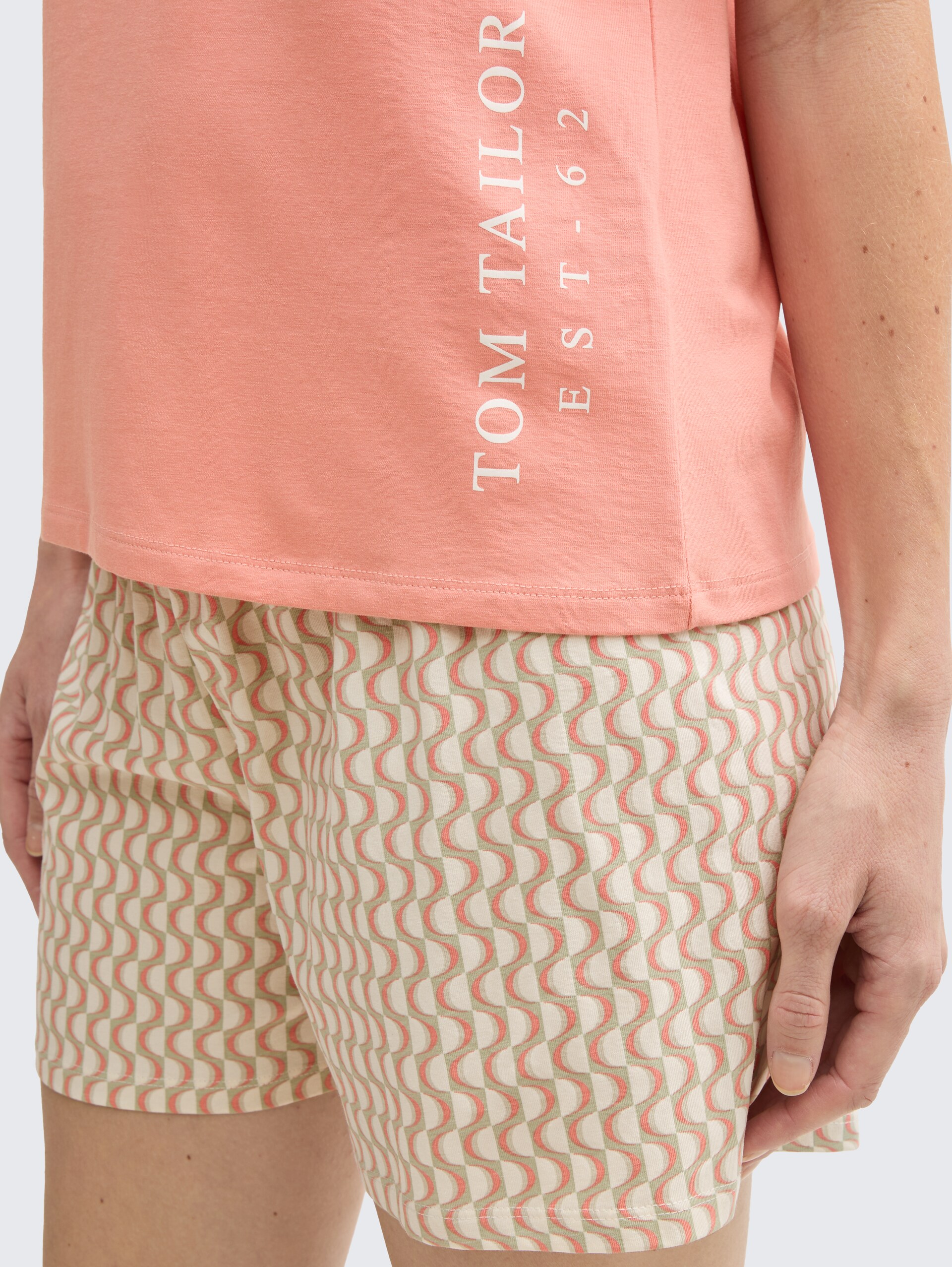 Pyjama-Set mit Allover-Print - red-medium-allover - Detail-Model-Ansicht