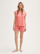 Pyjama-Set mit Text-Print - red-medium-solid - seitliche Model-Ansicht