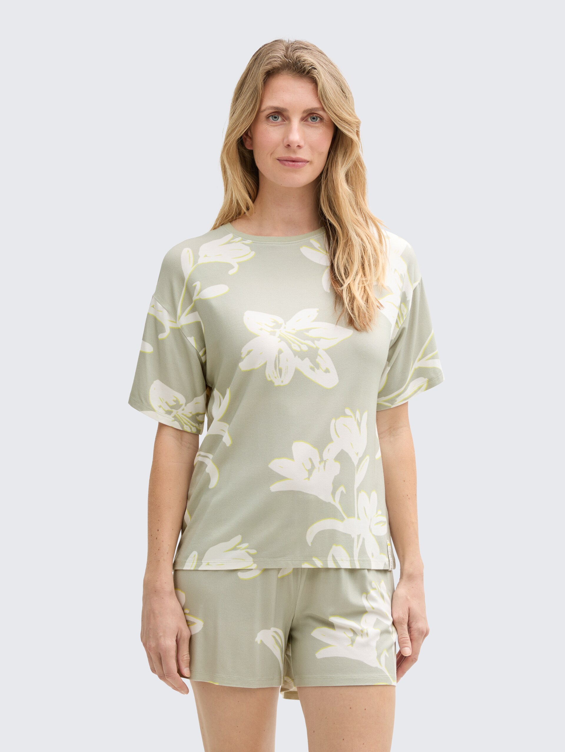 Pyjama-Set mit Allover-Print - grün-hell-Allover - Model-Vorderansicht
