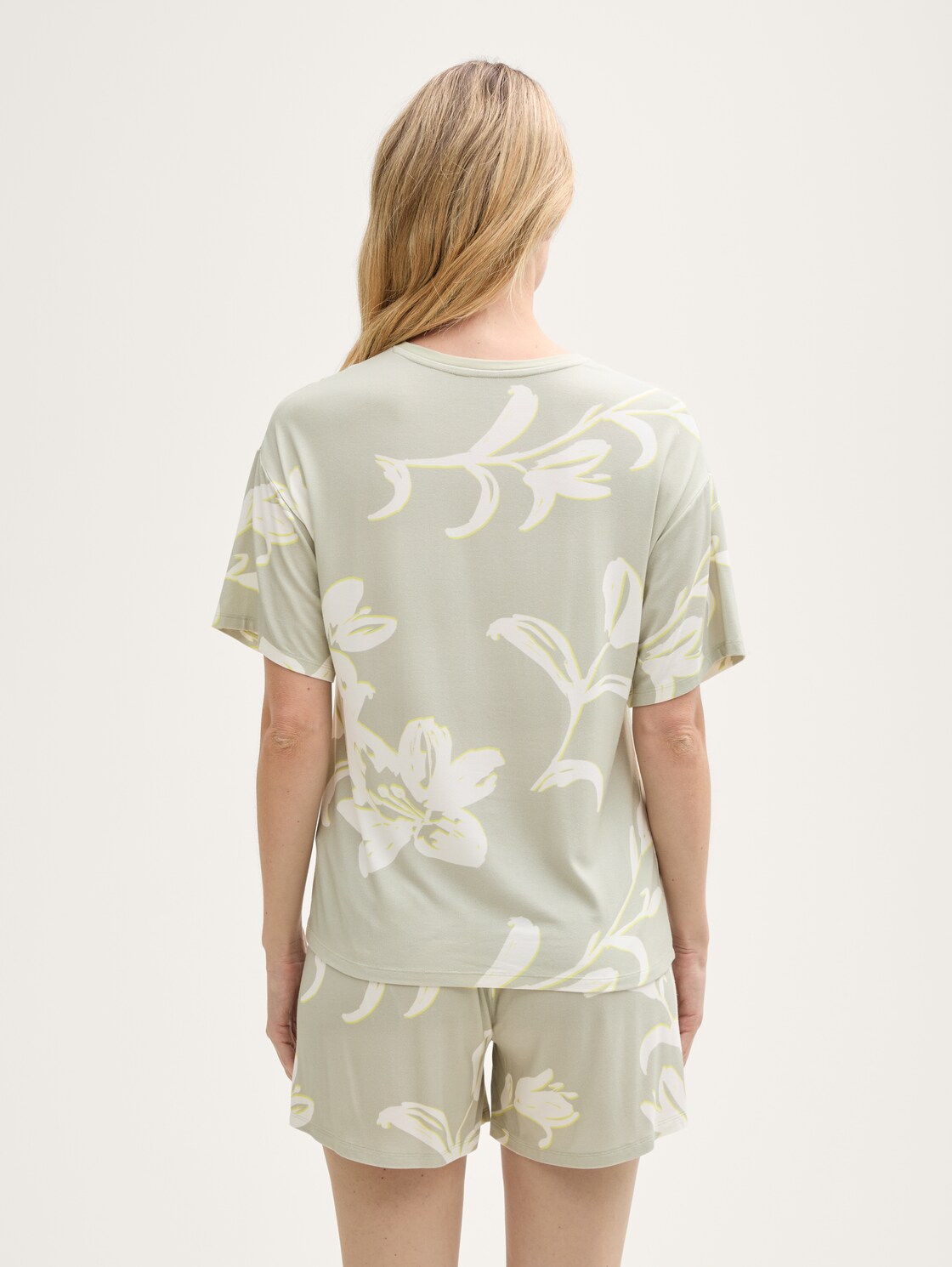 Pyjama-Set mit Allover-Print - grün-hell-Allover - Model-Rückansicht