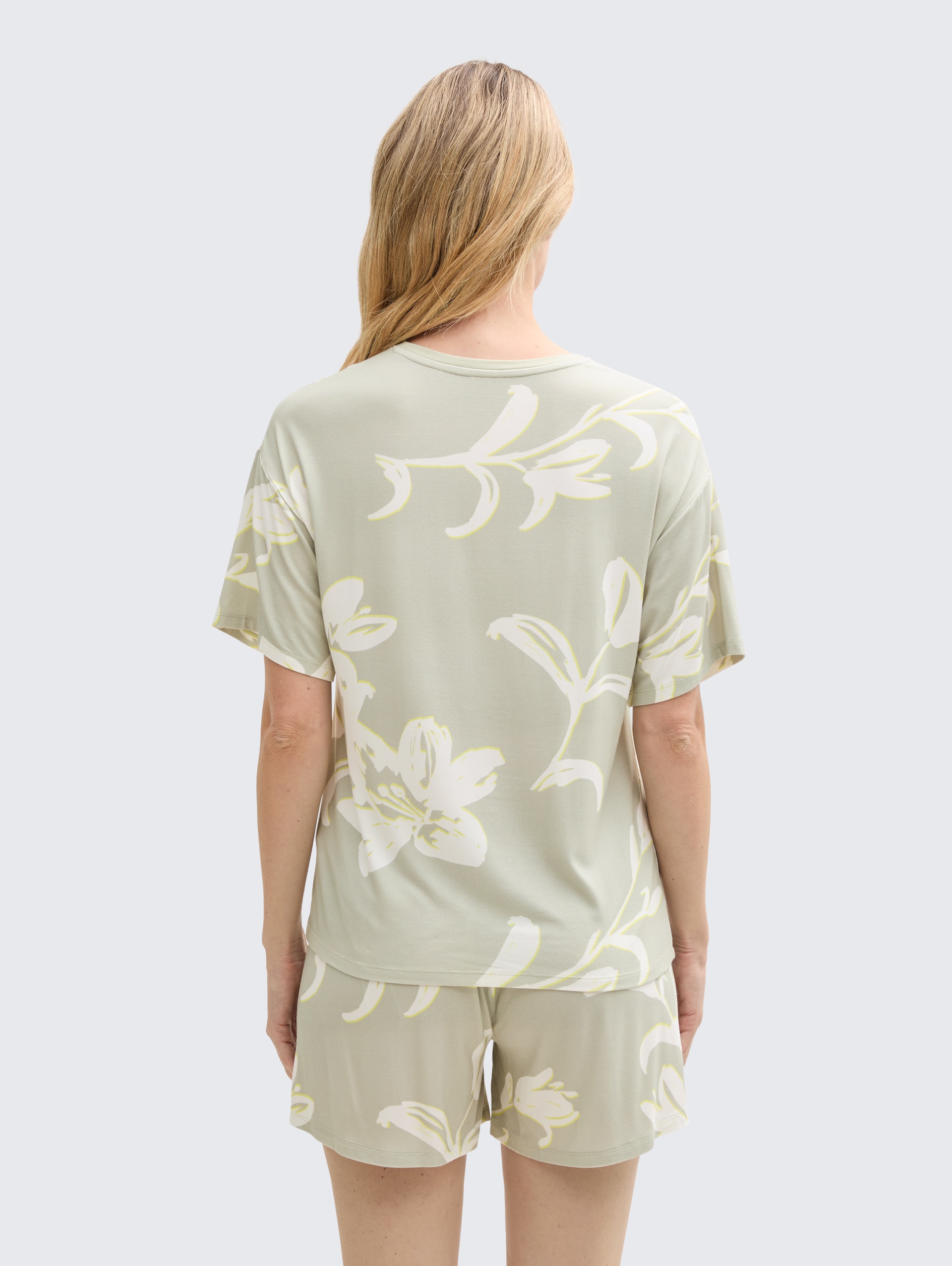 Pyjama-Set mit Allover-Print - grün-hell-Allover - Model-Rückansicht