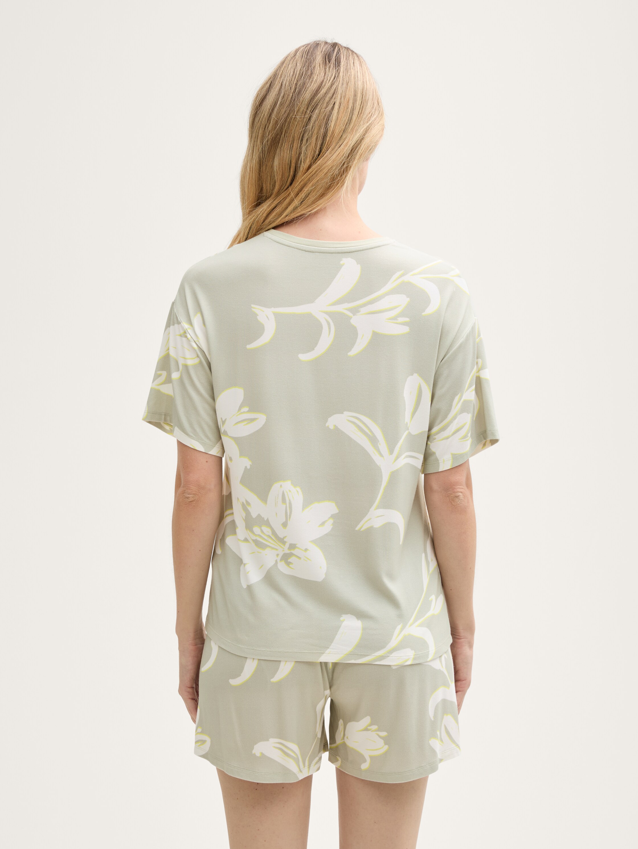 Pyjama-Set mit Allover-Print - grün-hell-Allover - Model-Rückansicht