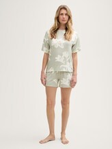Pyjama-Set mit Allover-Print - grün-hell-Allover - seitliche Model-Ansicht
