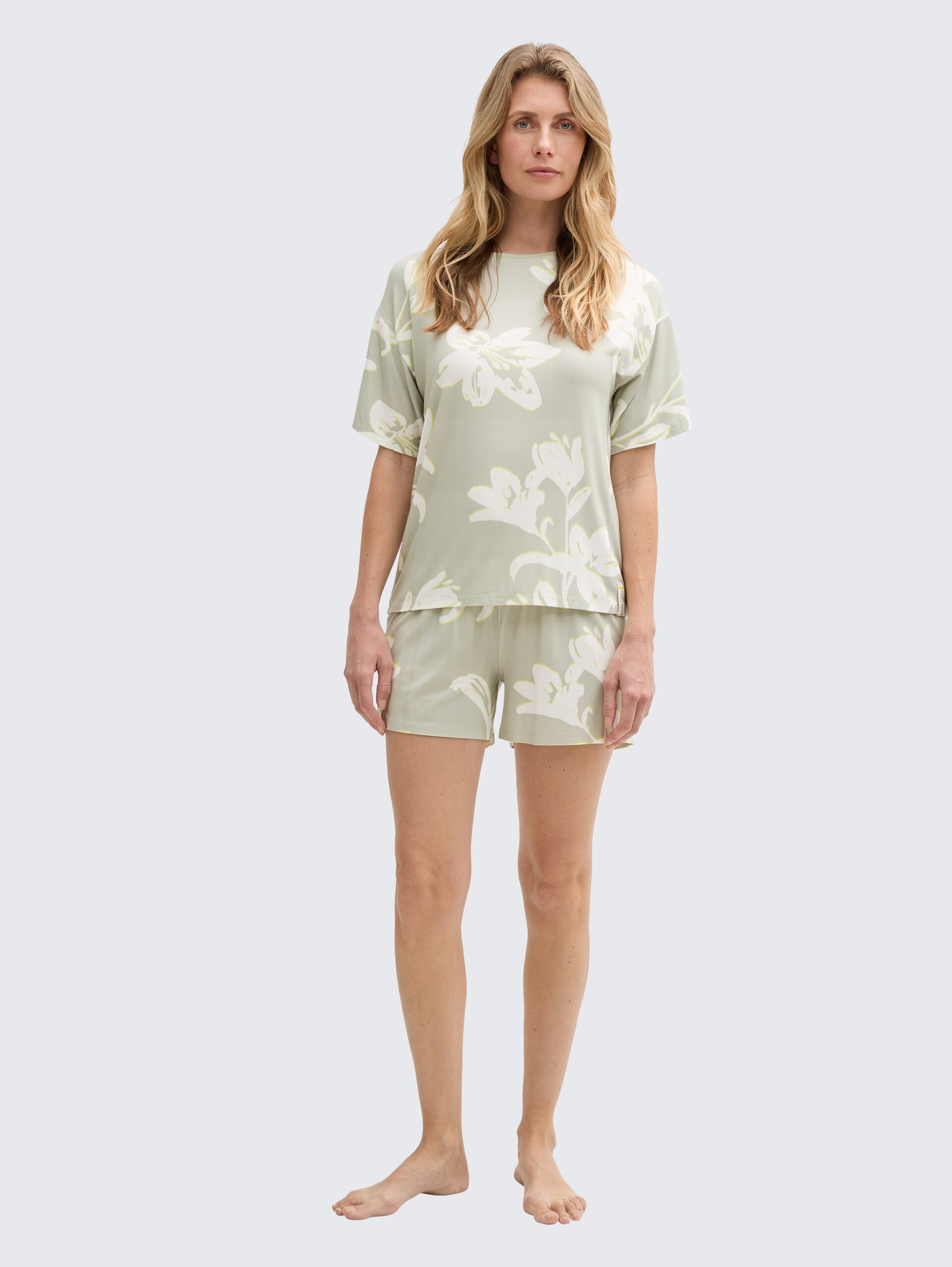 Pyjama-Set mit Allover-Print - grün-hell-Allover - seitliche Model-Ansicht
