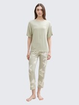 Pyjama-Set mit Allover-Print - grün-hell-Allover - Model-Vorderansicht
