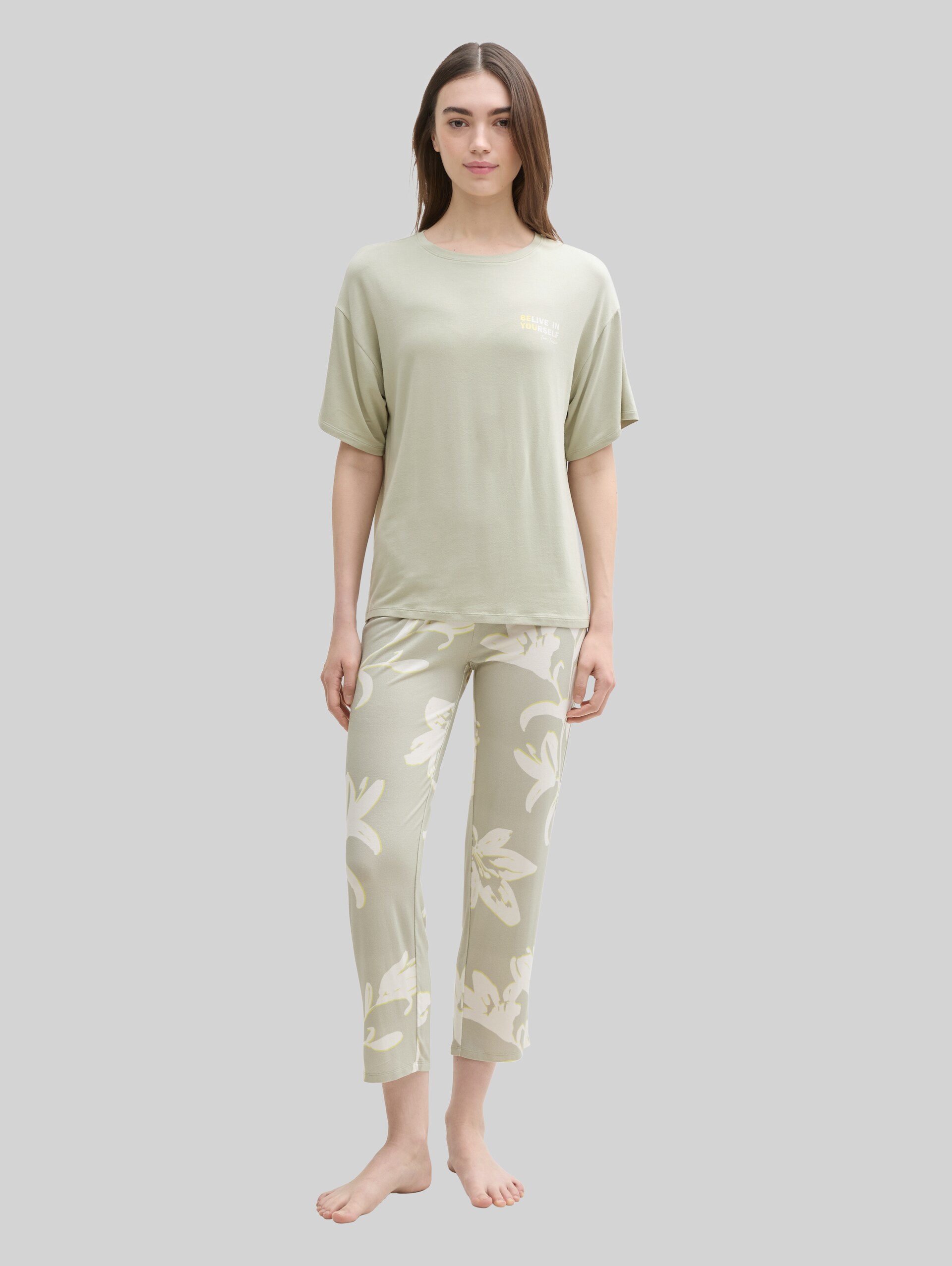 Pyjama set with all-over print - grün-hell-Allover - Model front view