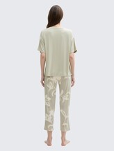 Pyjama-Set mit Allover-Print - grün-hell-Allover - Model-Rückansicht