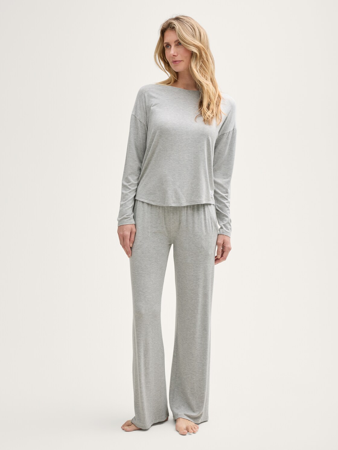 Basic Pyjama-Set - grey-medium-melange - seitliche Model-Ansicht