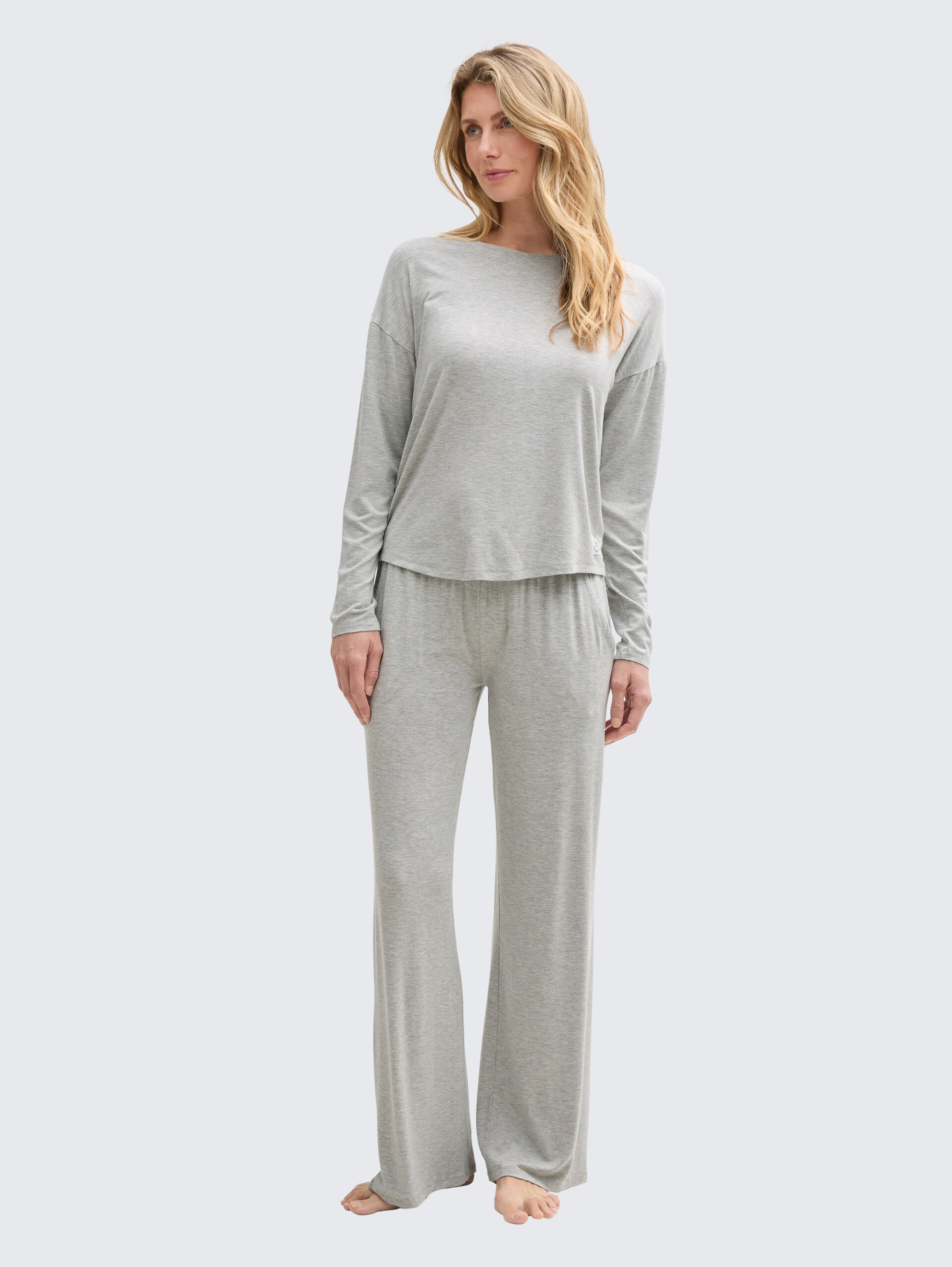 Basic Pyjama-Set - grey-medium-melange - seitliche Model-Ansicht