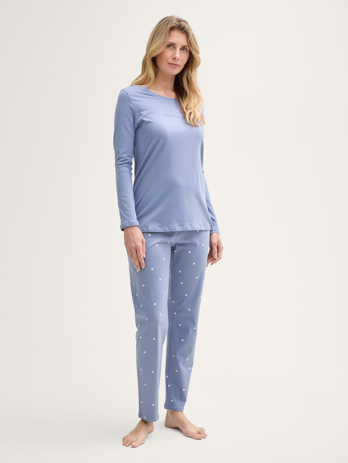 Pyjama-Set mit Punktemuster - blau-mittel-Punkte - seitliche Model-Ansicht