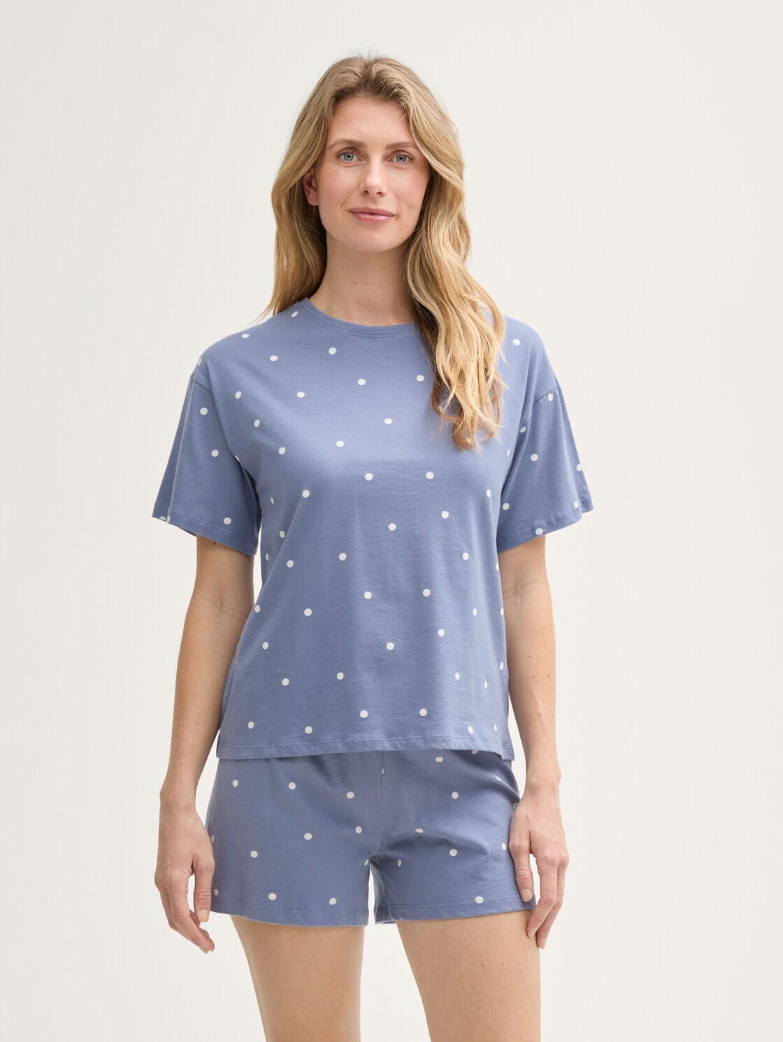 Pyjama set with polka dot pattern - blau-mittel-Punkte - Model front view