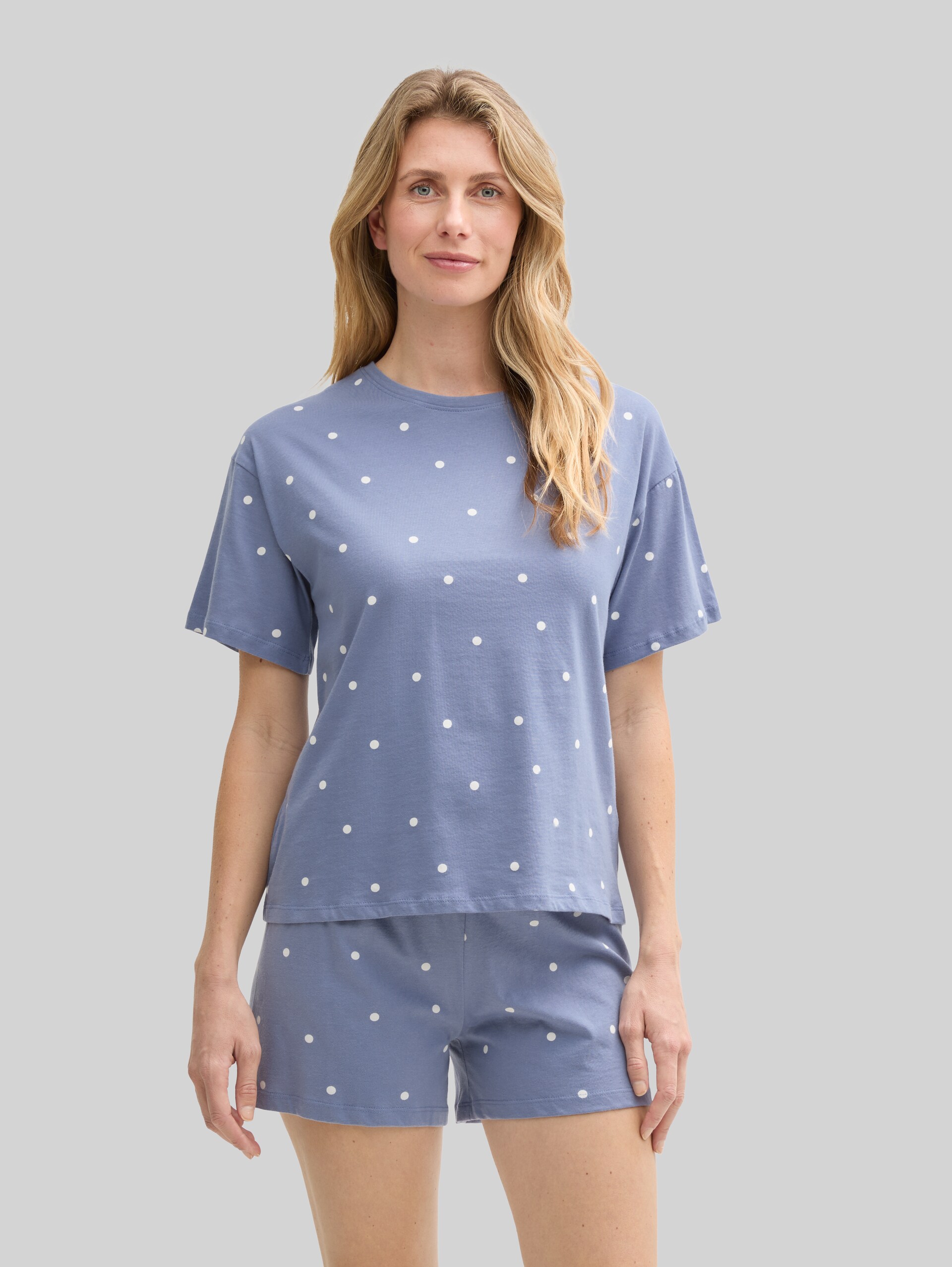 Pyjama set with polka dot pattern - blau-mittel-Punkte - Model front view