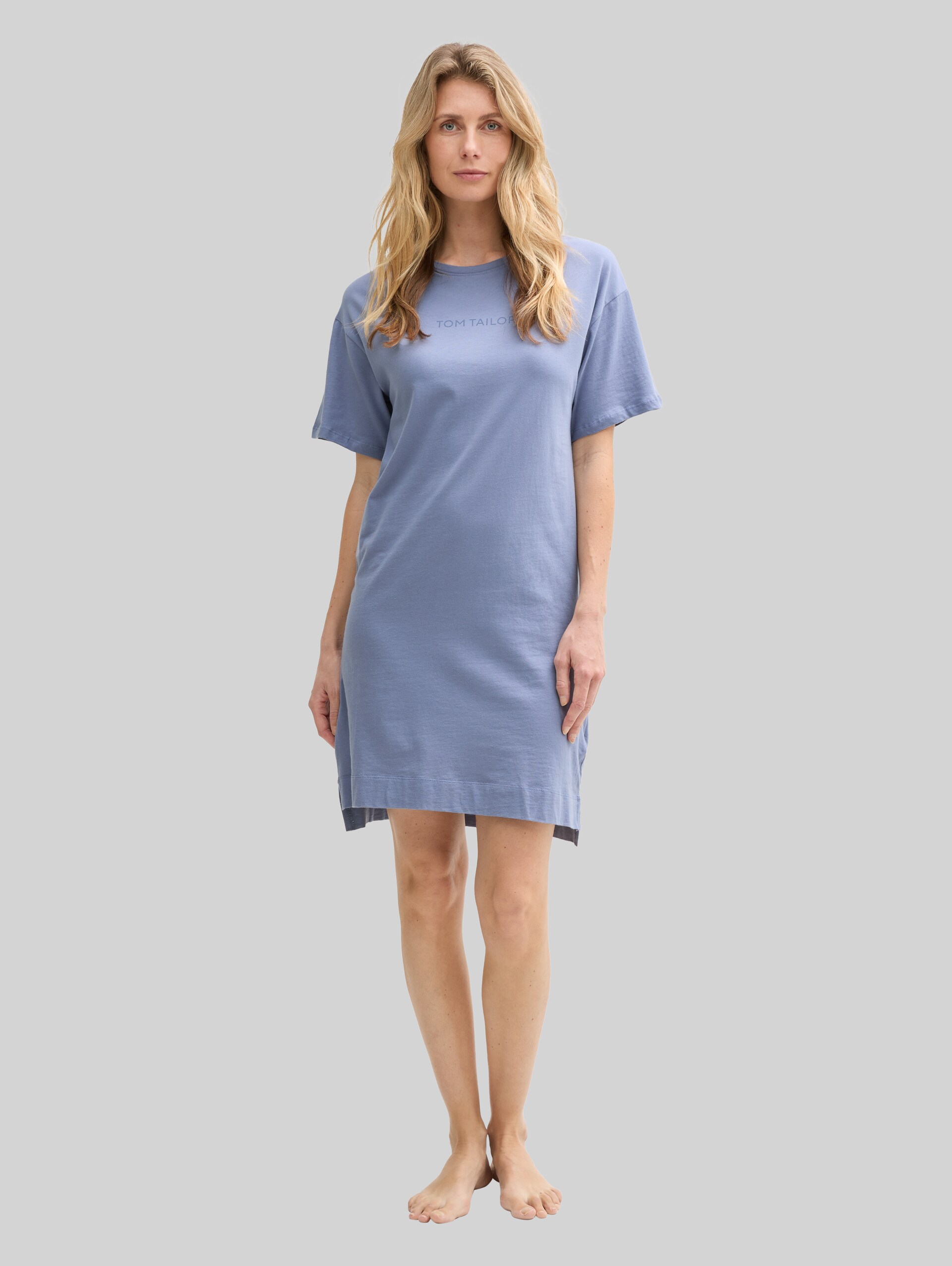 Nachthemd mit Logo Print - blue-medium-solid - seitliche Model-Ansicht