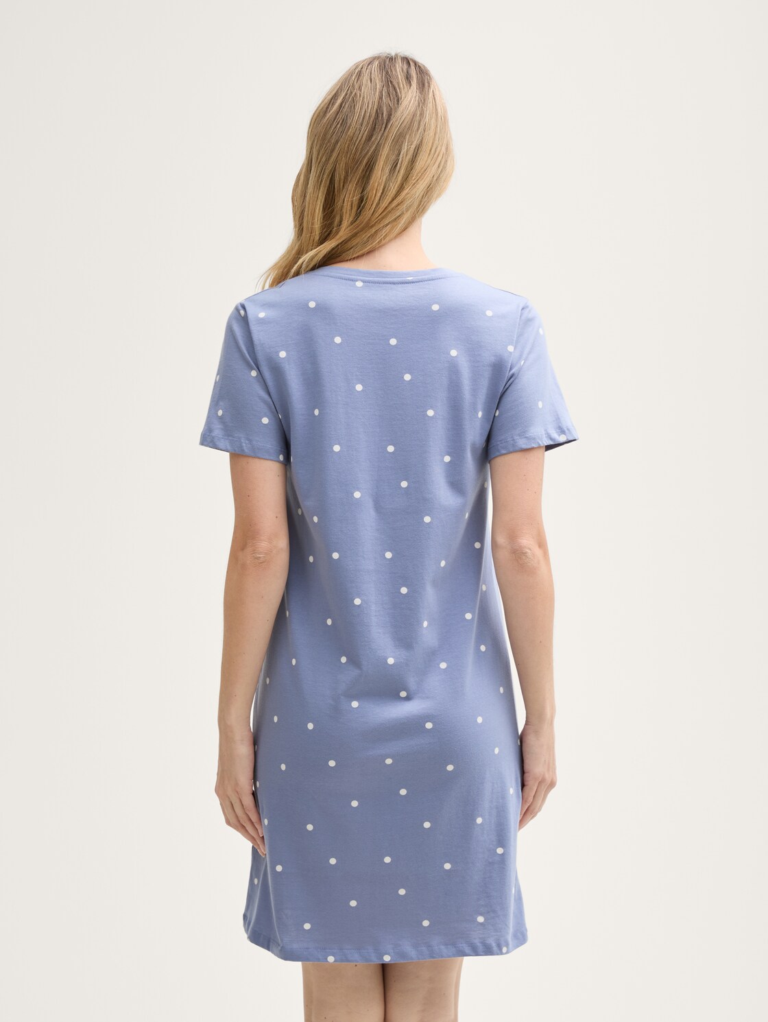 Nachthemd mit Punktemuster - blau-mittel-Punkte - Model-Rückansicht