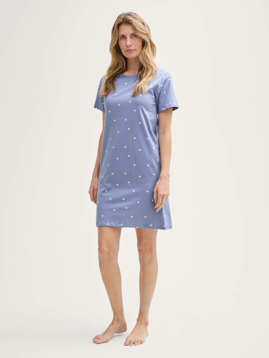 Nachthemd mit Punktemuster - blau-mittel-Punkte - seitliche Model-Ansicht