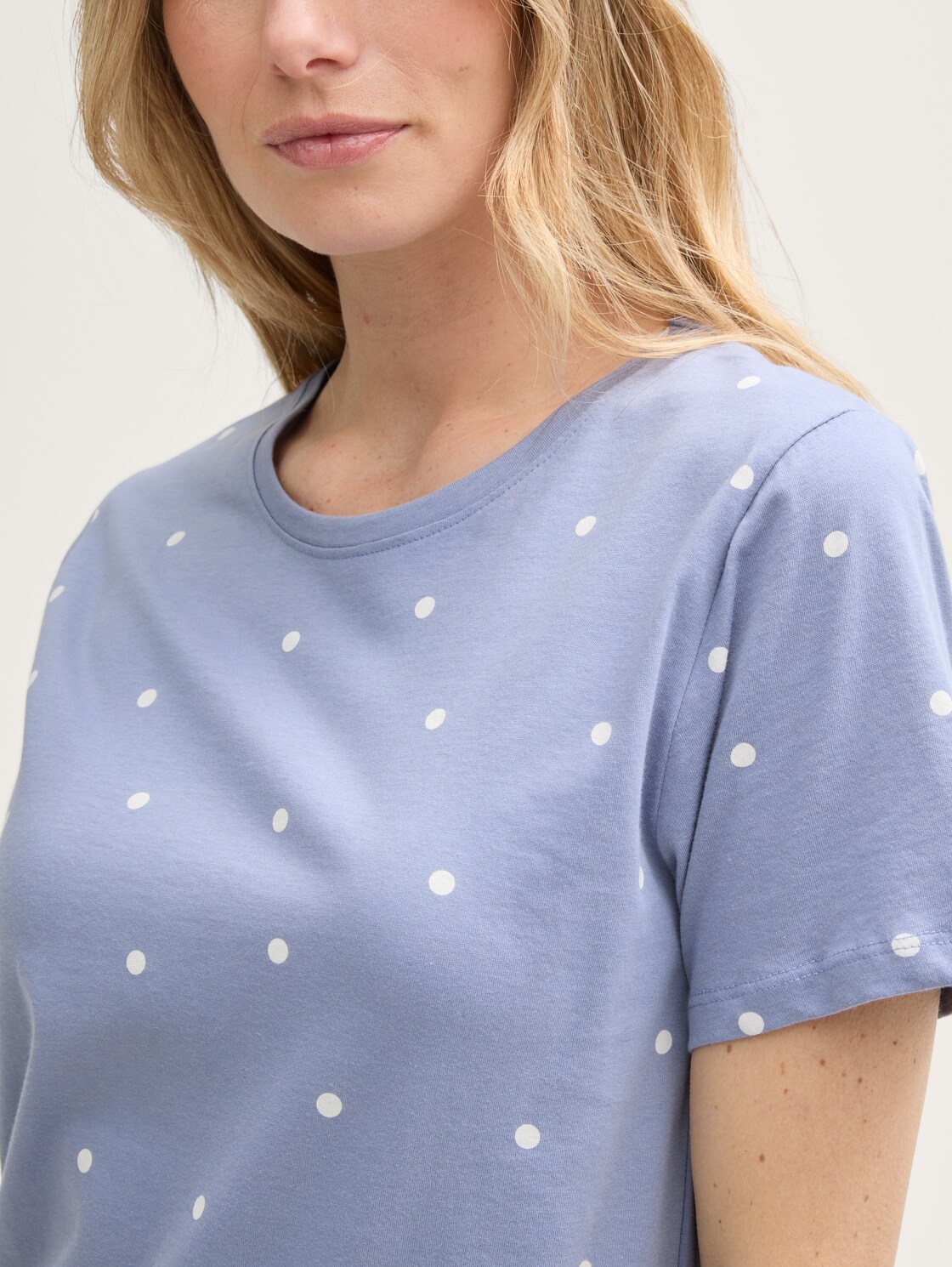 Nachthemd mit Punktemuster - blau-mittel-Punkte - Detail-Model-Ansicht