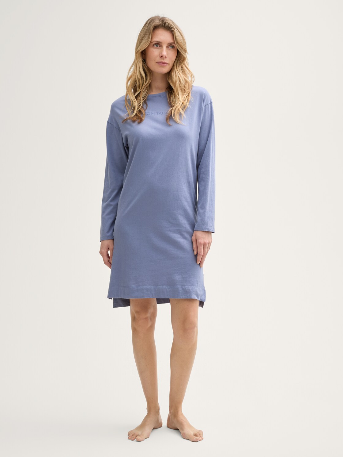 Nachthemd mit Logo Print - blue-medium-solid - seitliche Model-Ansicht