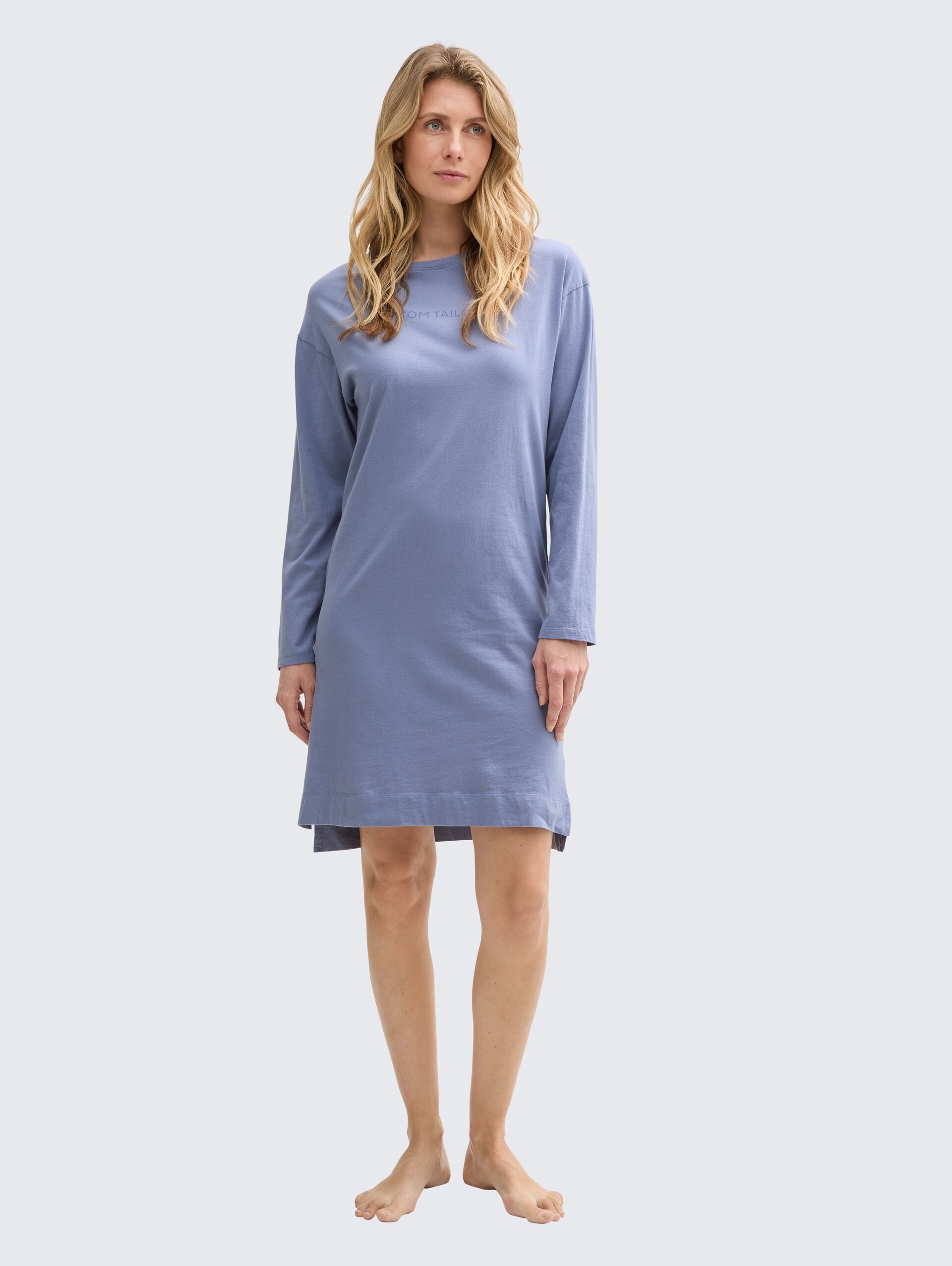 Nachthemd mit Logo Print - blue-medium-solid - seitliche Model-Ansicht