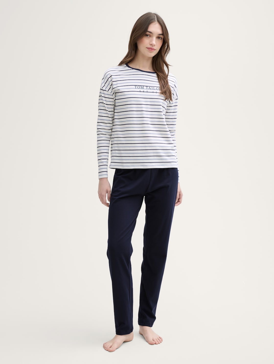 Pyjama-Set mit Streifenmuster - blue stripe - seitliche Model-Ansicht