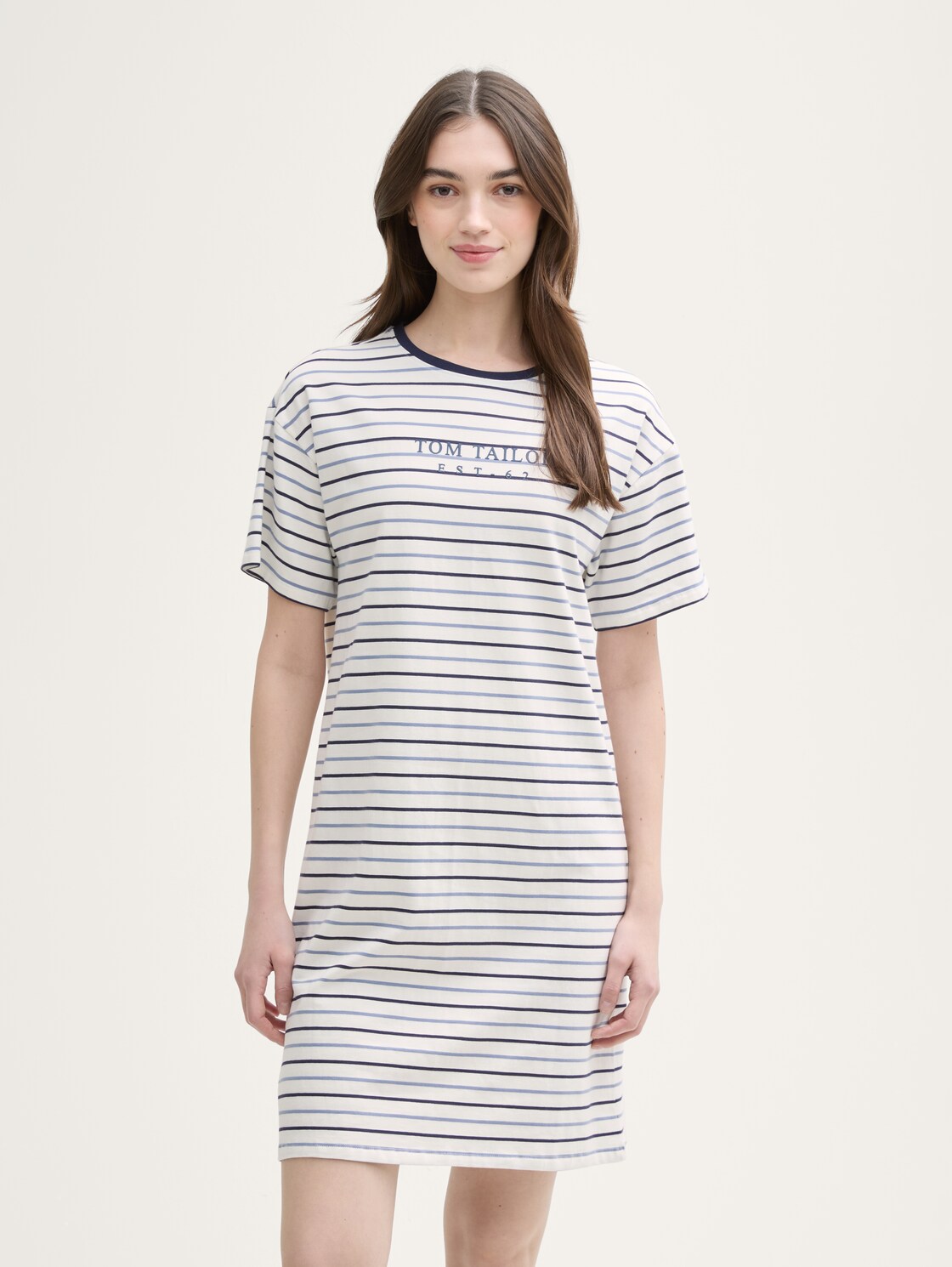 Nachthemd mit Streifenmuster - white-medium-horizontal stripe - Model-Vorderansicht