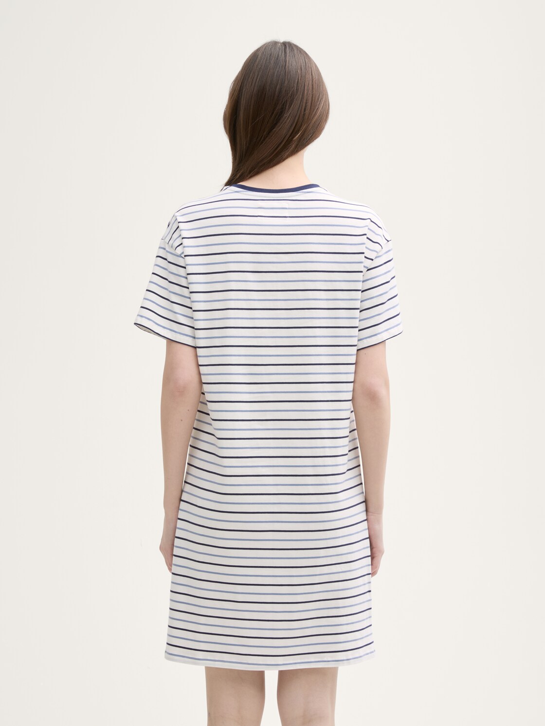 Nachthemd mit Streifenmuster - white-medium-horizontal stripe - Model-Rückansicht