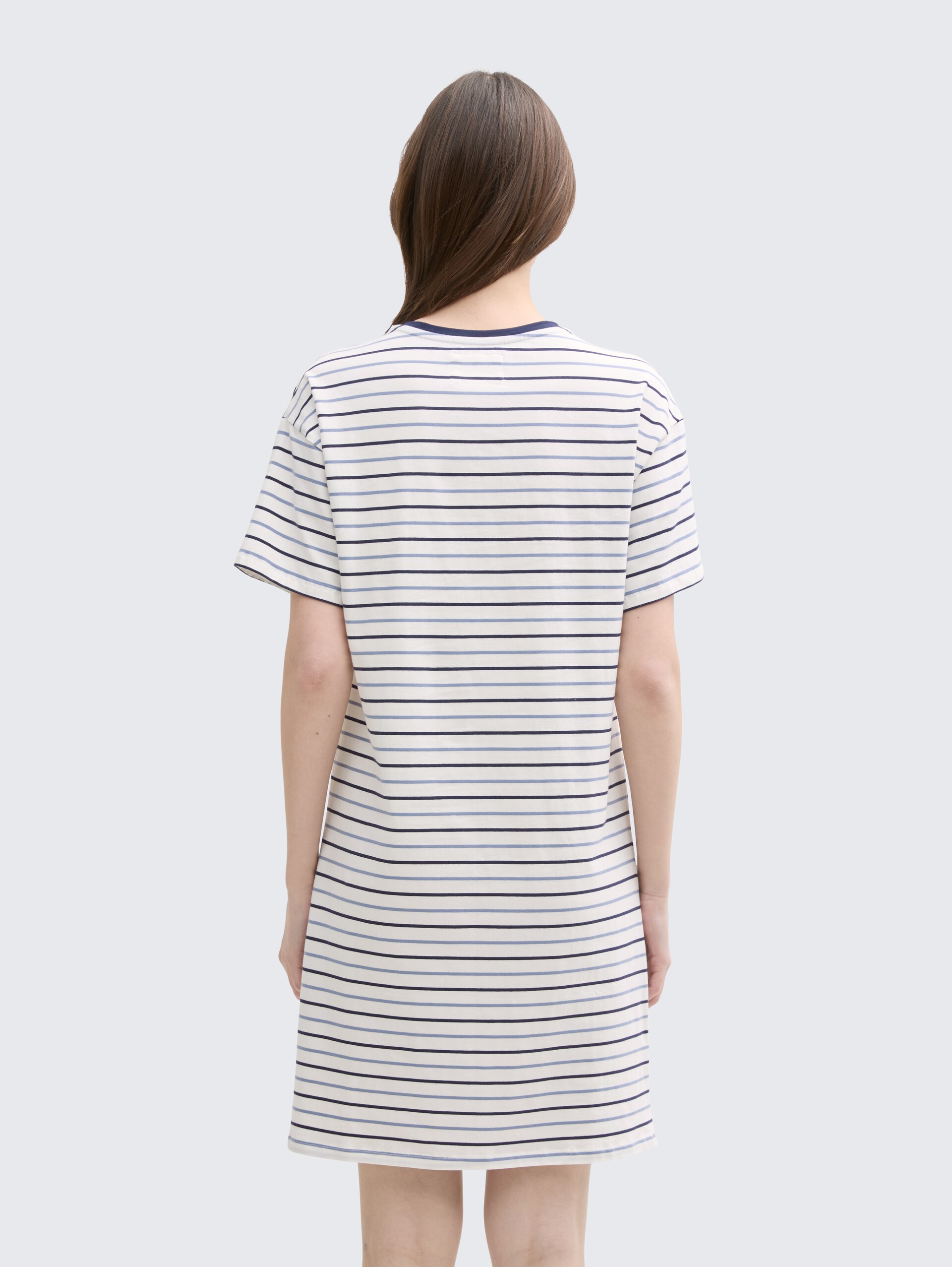 Nachthemd mit Streifenmuster - white-medium-horizontal stripe - Model-Rückansicht