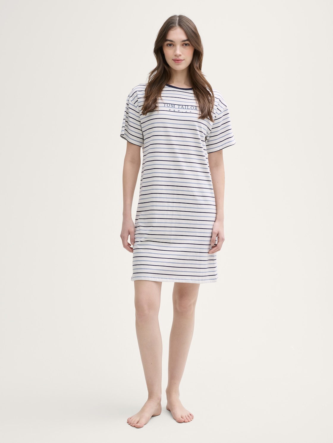 Nachthemd mit Streifenmuster - white-medium-horizontal stripe - seitliche Model-Ansicht