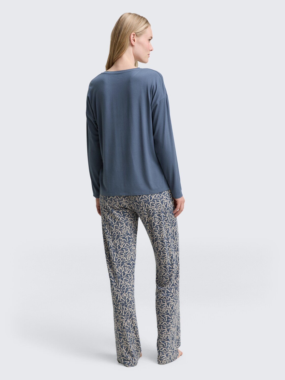 Pyjama-Set mit Allover-Print - blue-medium-allover - Model-Rückansicht