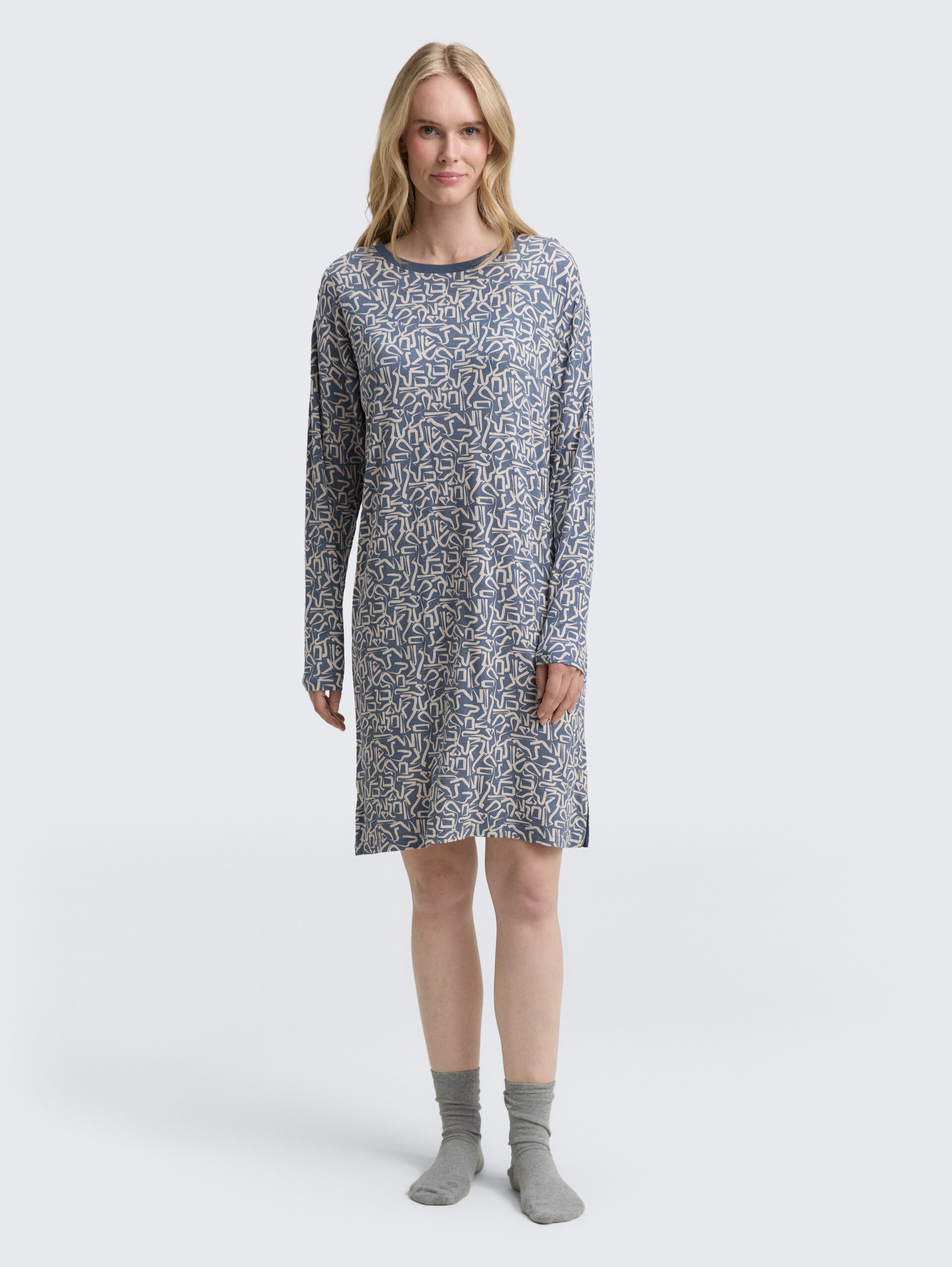 Gemustertes Nachthemd - blue-medium-allover - seitliche Model-Ansicht