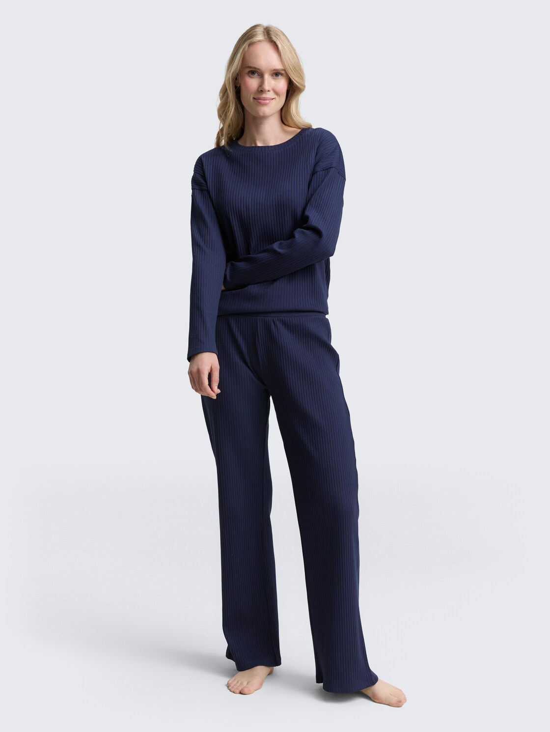 Basic Pyjama-Set - blue-medium-solid - seitliche Model-Ansicht